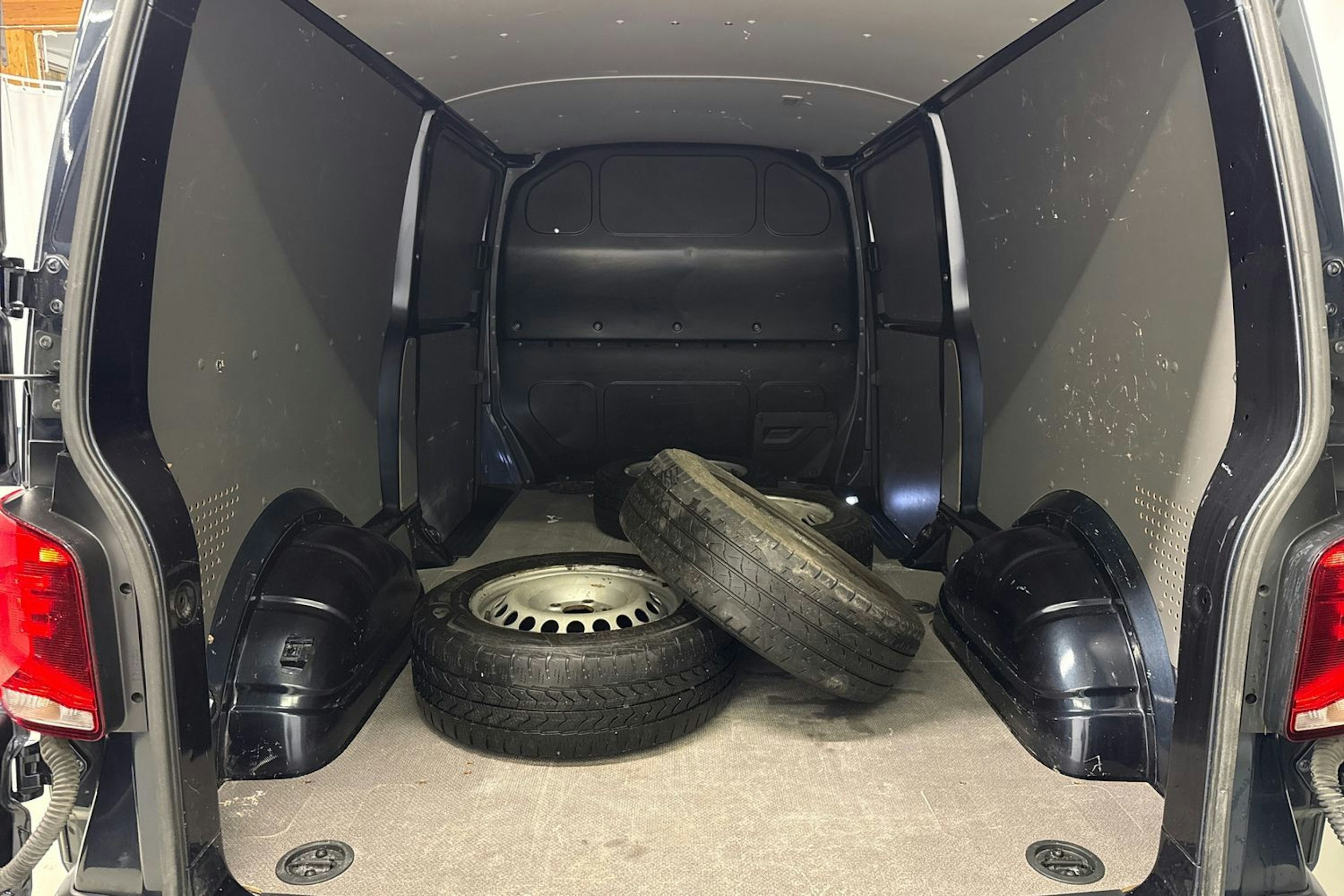 sininen Volkswagen Transporter 2021 kuva 28.