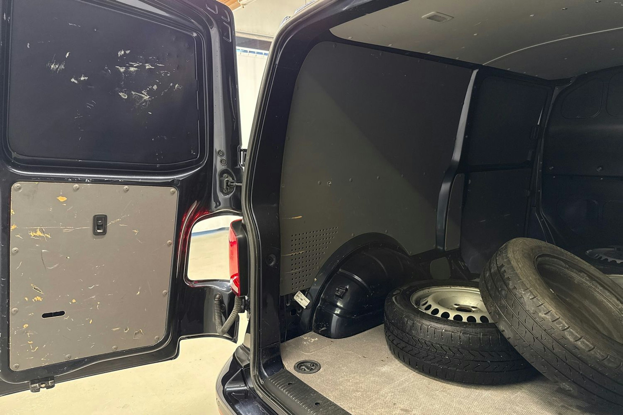 sininen Volkswagen Transporter 2021 kuva 29.