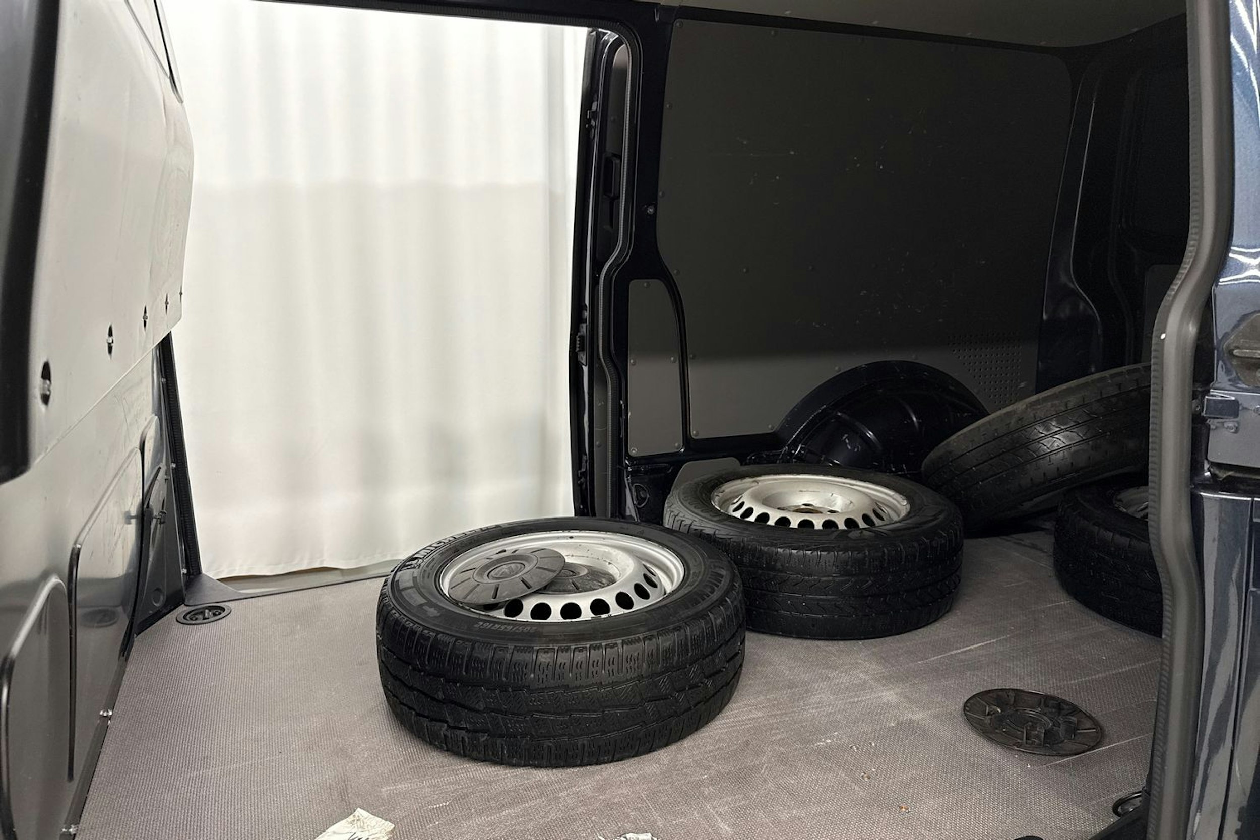 sininen Volkswagen Transporter 2021 kuva 31.