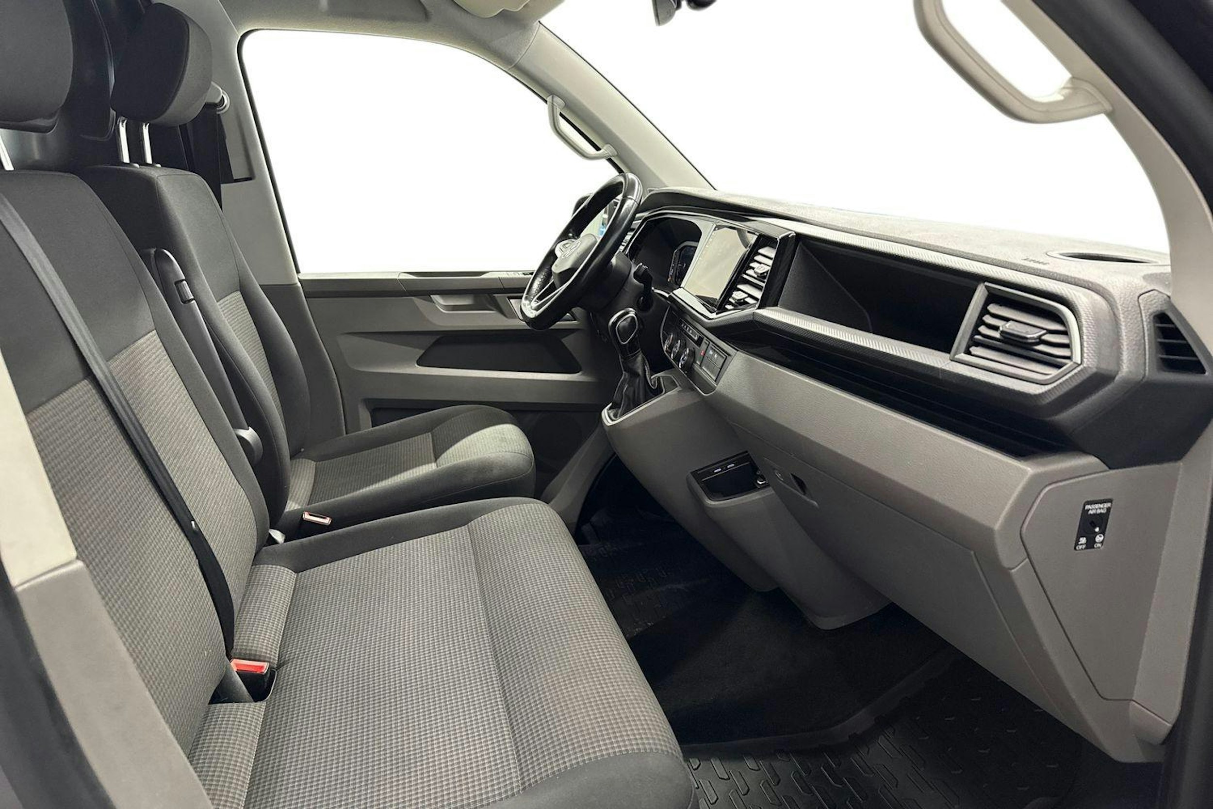 musta Volkswagen Transporter 2021 kuva 7.