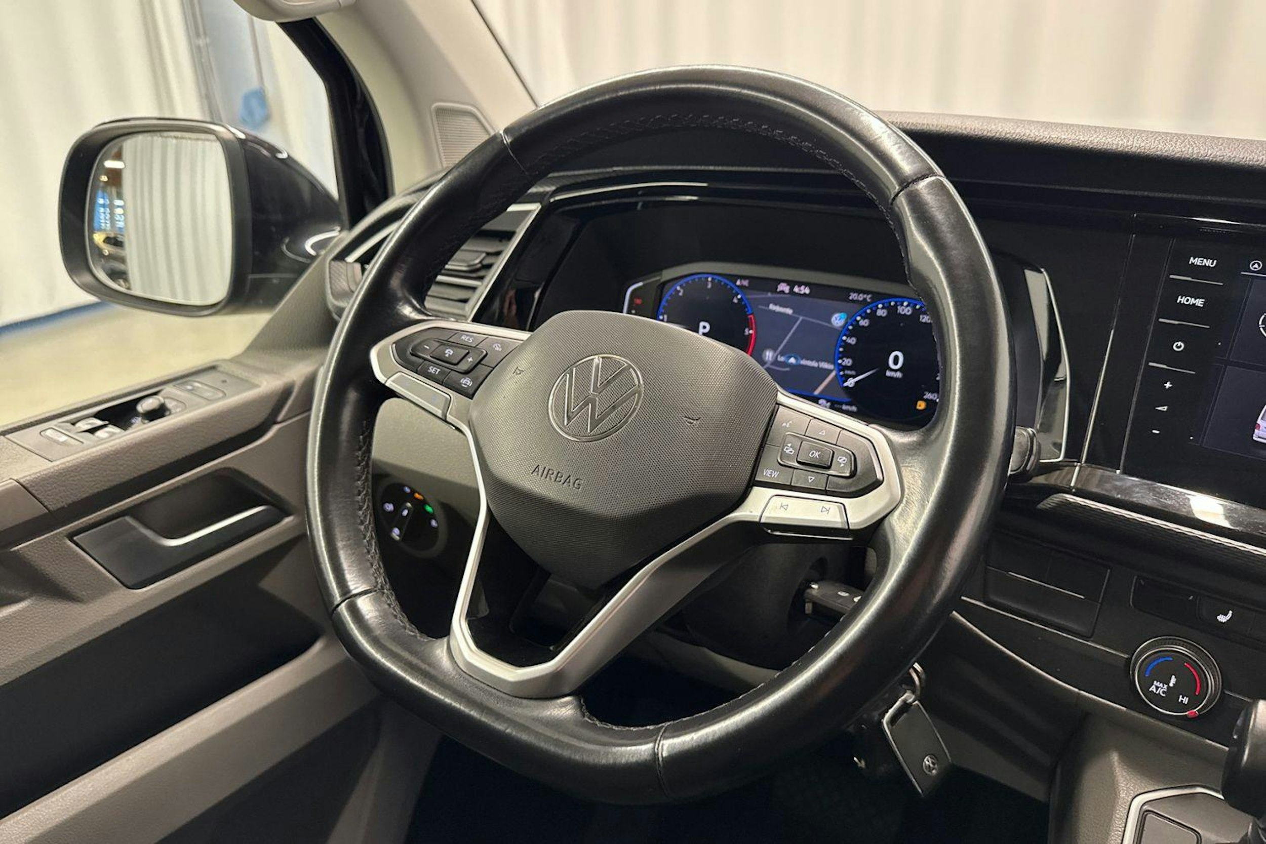 musta Volkswagen Transporter 2021 kuva 10.