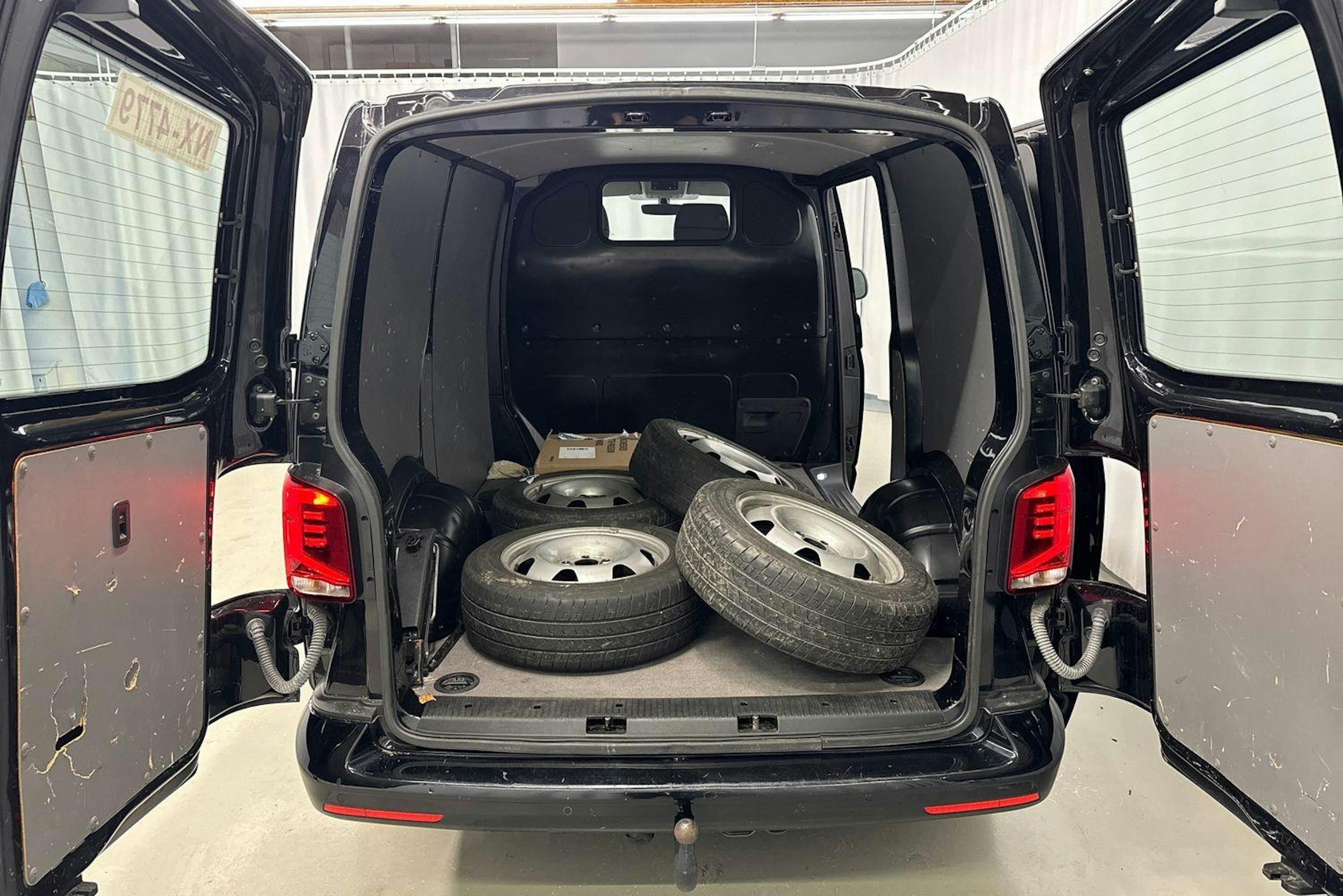 musta Volkswagen Transporter 2021 kuva 23.