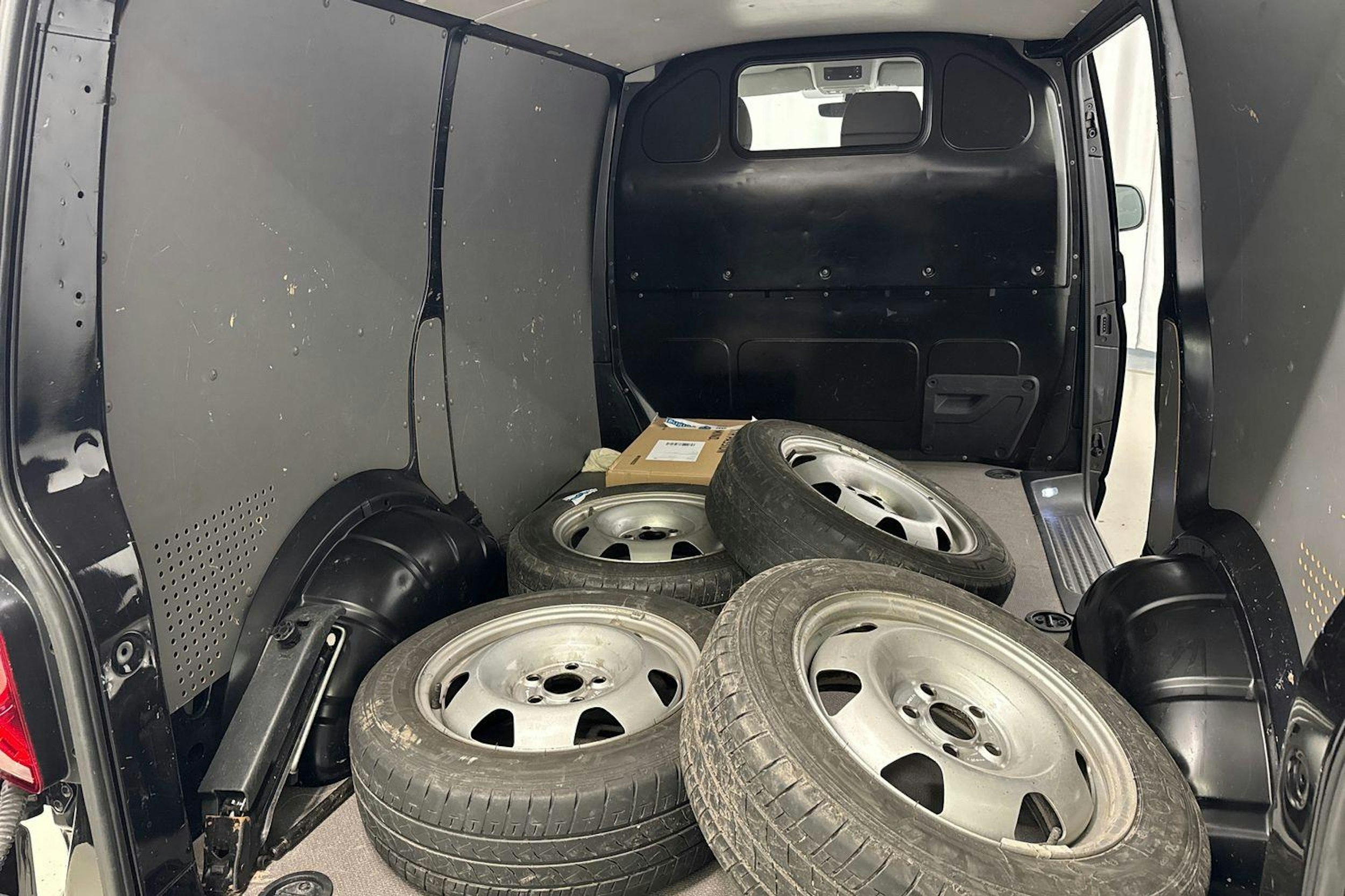 musta Volkswagen Transporter 2021 kuva 24.