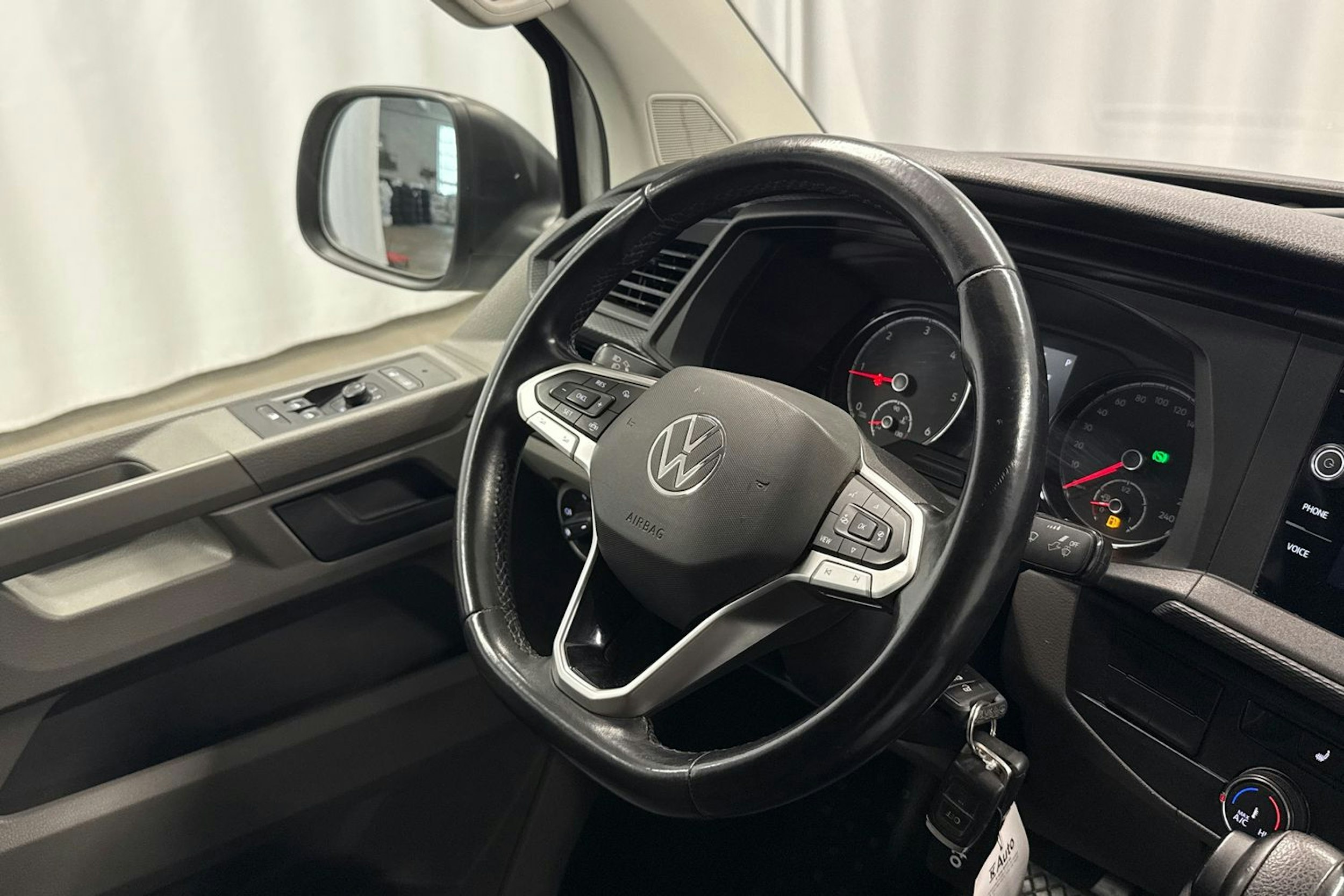 valkoinen Volkswagen Transporter 2021 kuva 11.