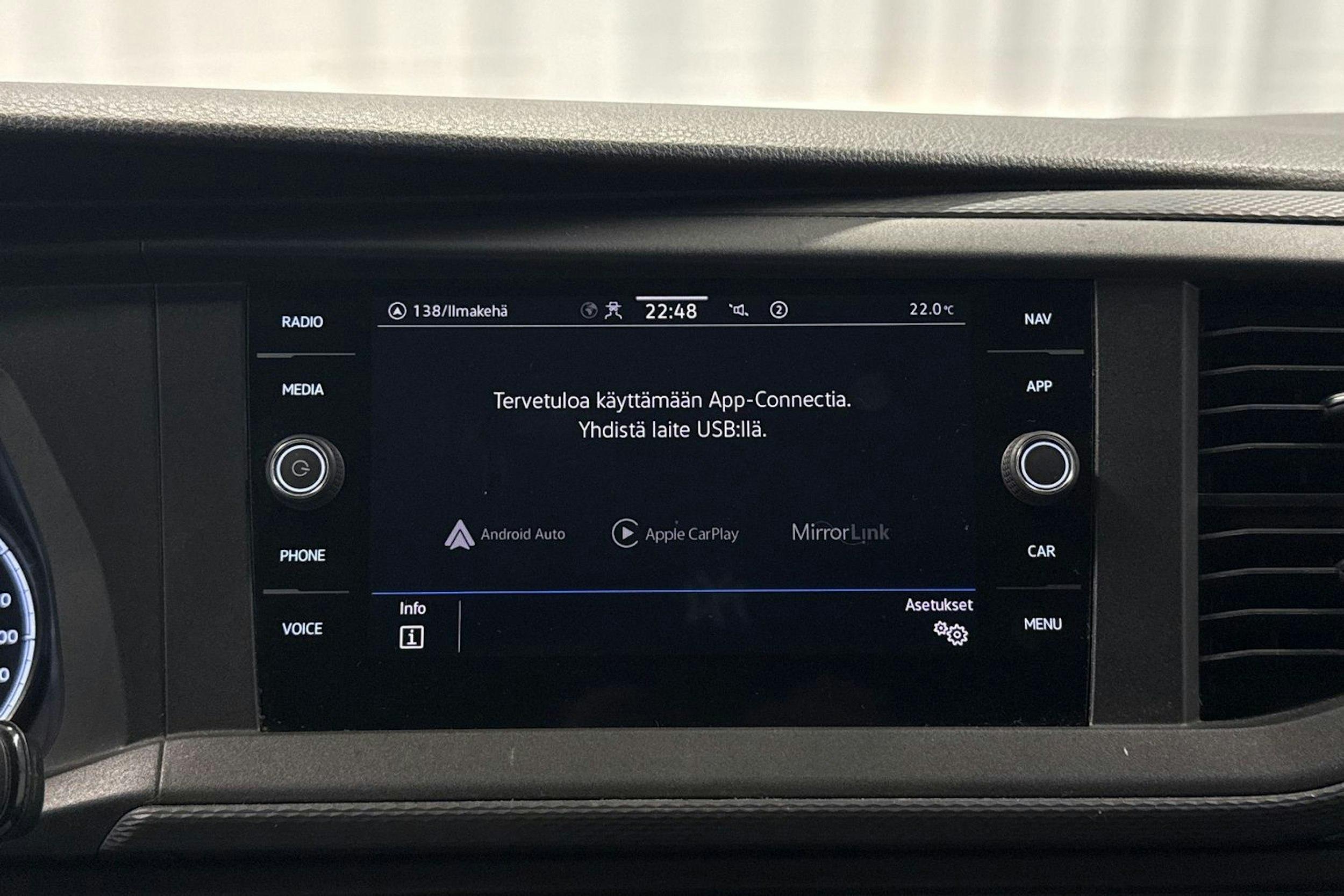 valkoinen Volkswagen Transporter 2021 kuva 16.