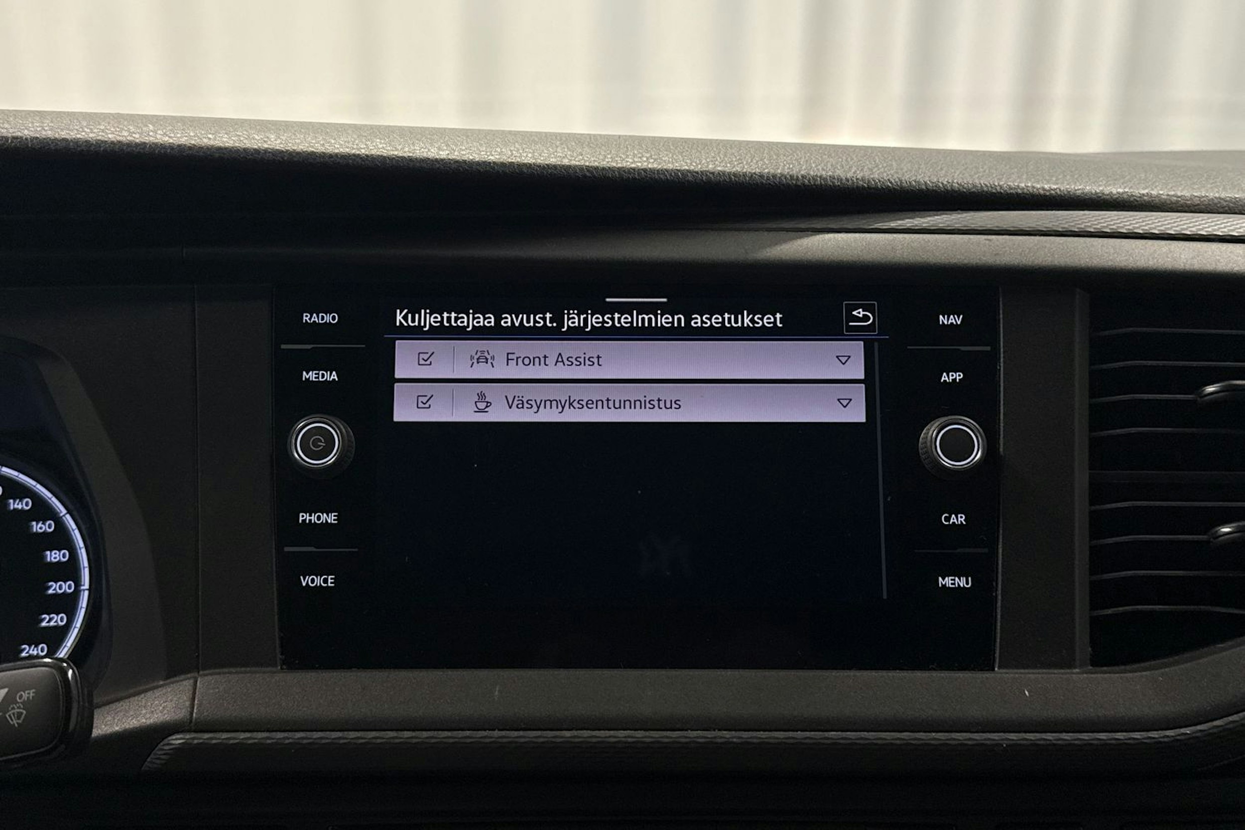 valkoinen Volkswagen Transporter 2021 kuva 17.