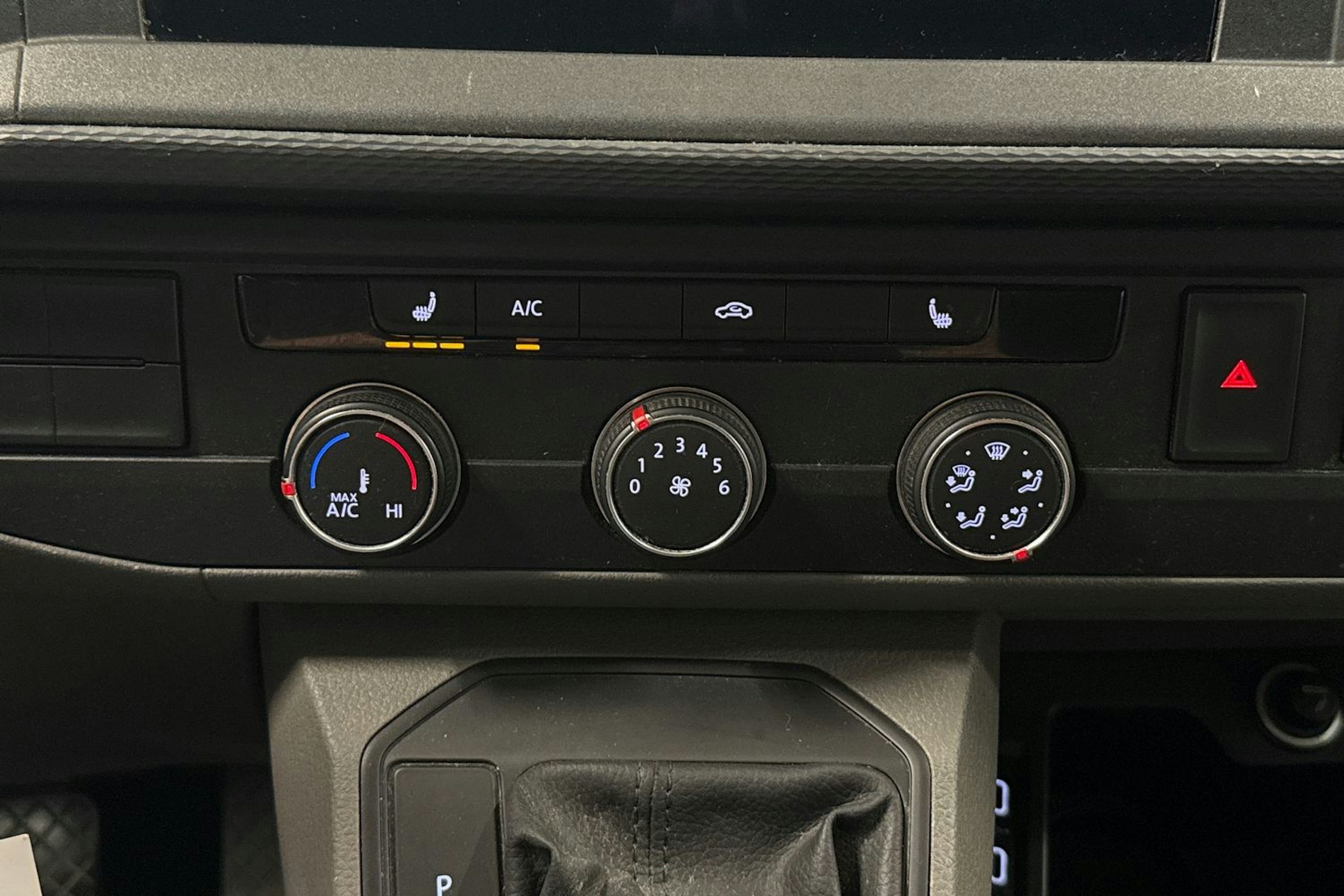 valkoinen Volkswagen Transporter 2021 kuva 20.