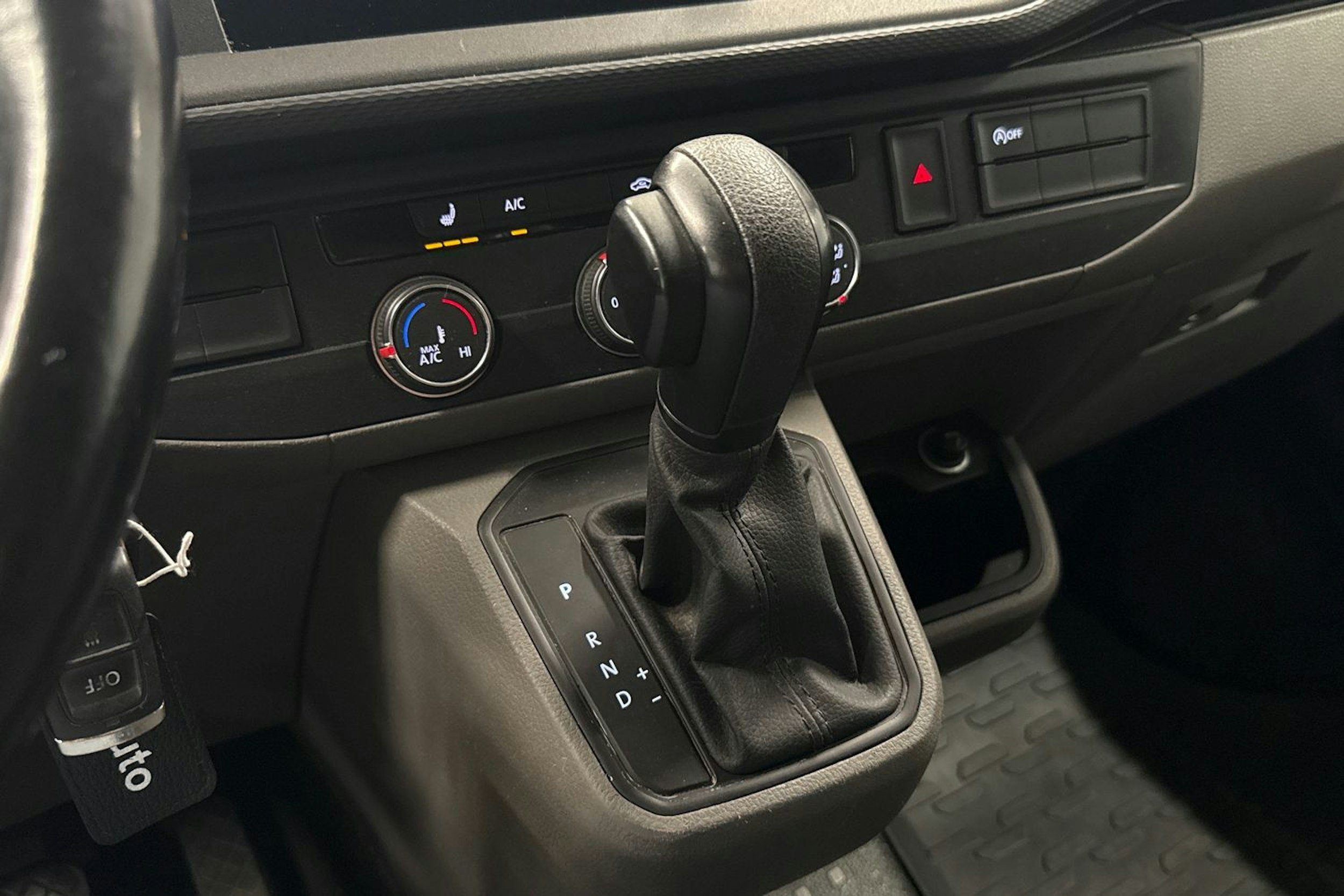 valkoinen Volkswagen Transporter 2021 kuva 21.