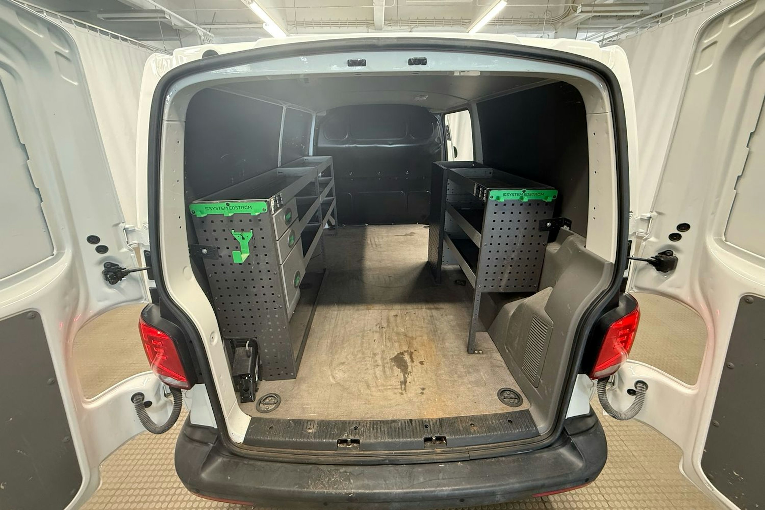 valkoinen Volkswagen Transporter 2021 kuva 22.