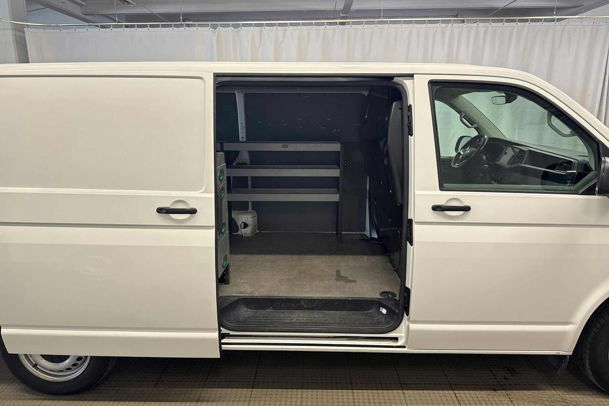 valkoinen Volkswagen Transporter 2021 kuva 23.