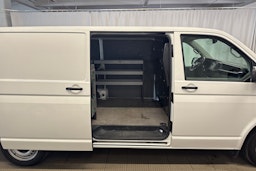 valkoinen Volkswagen Transporter 2021 kuva 23.