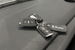 valkoinen Volkswagen Transporter 2021 kuva 25.