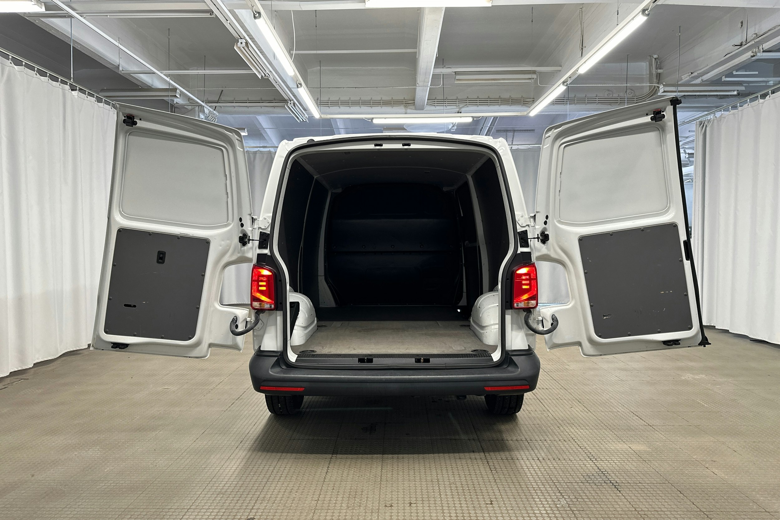 valkoinen Volkswagen Transporter 2021 kuva 9.