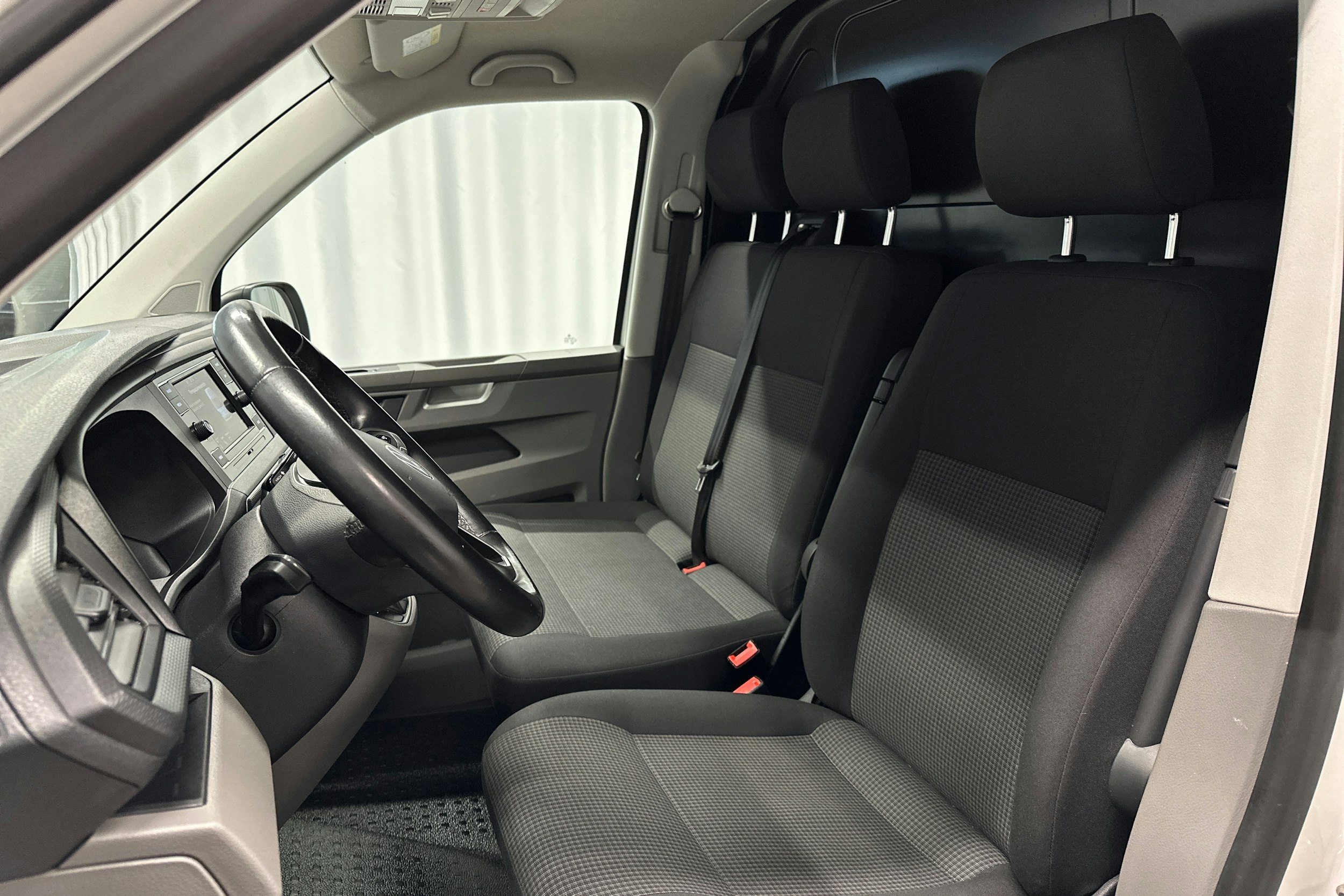 valkoinen Volkswagen Transporter 2021 kuva 11.