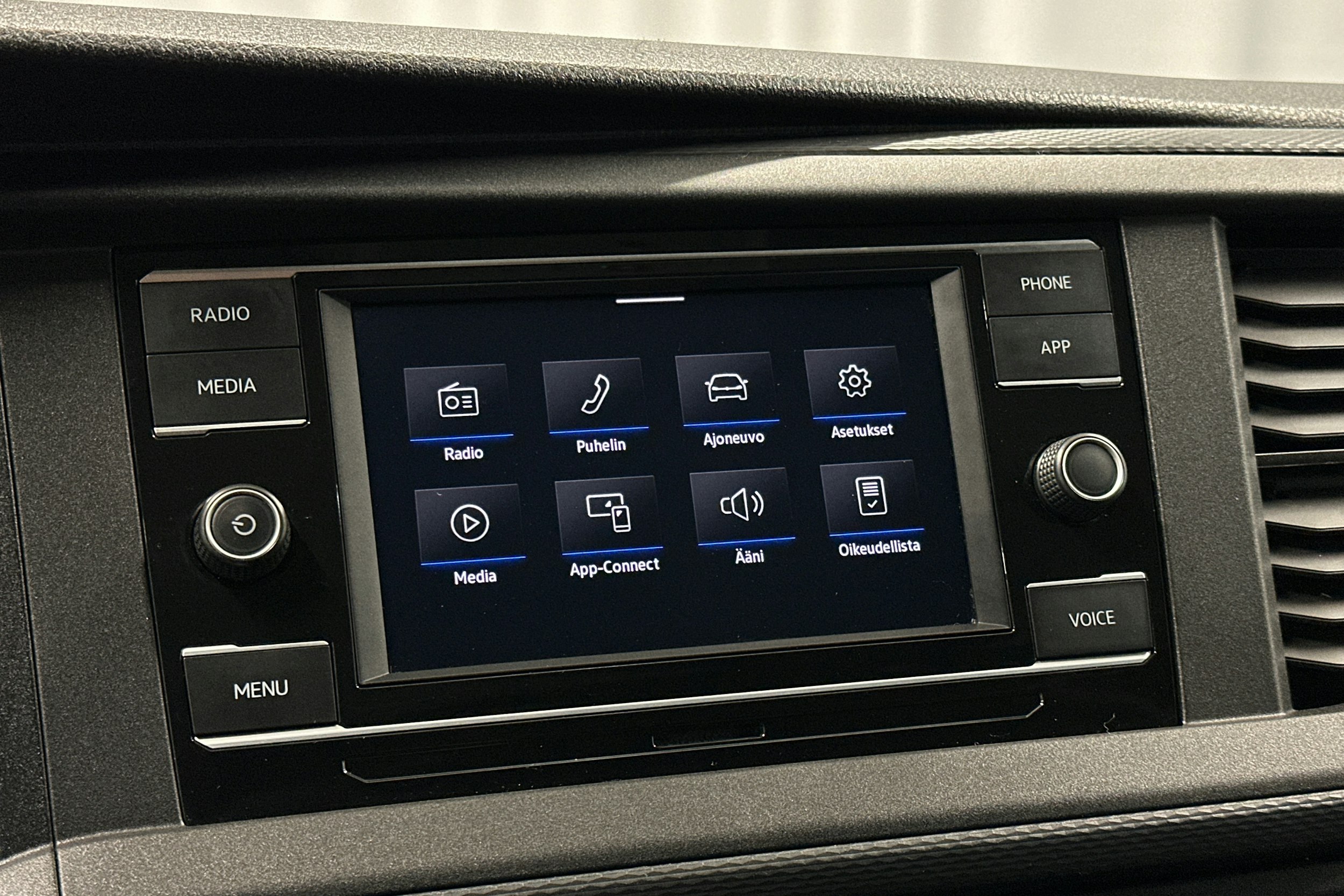 valkoinen Volkswagen Transporter 2021 kuva 16.