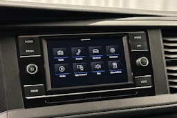 valkoinen Volkswagen Transporter 2021 kuva 16.