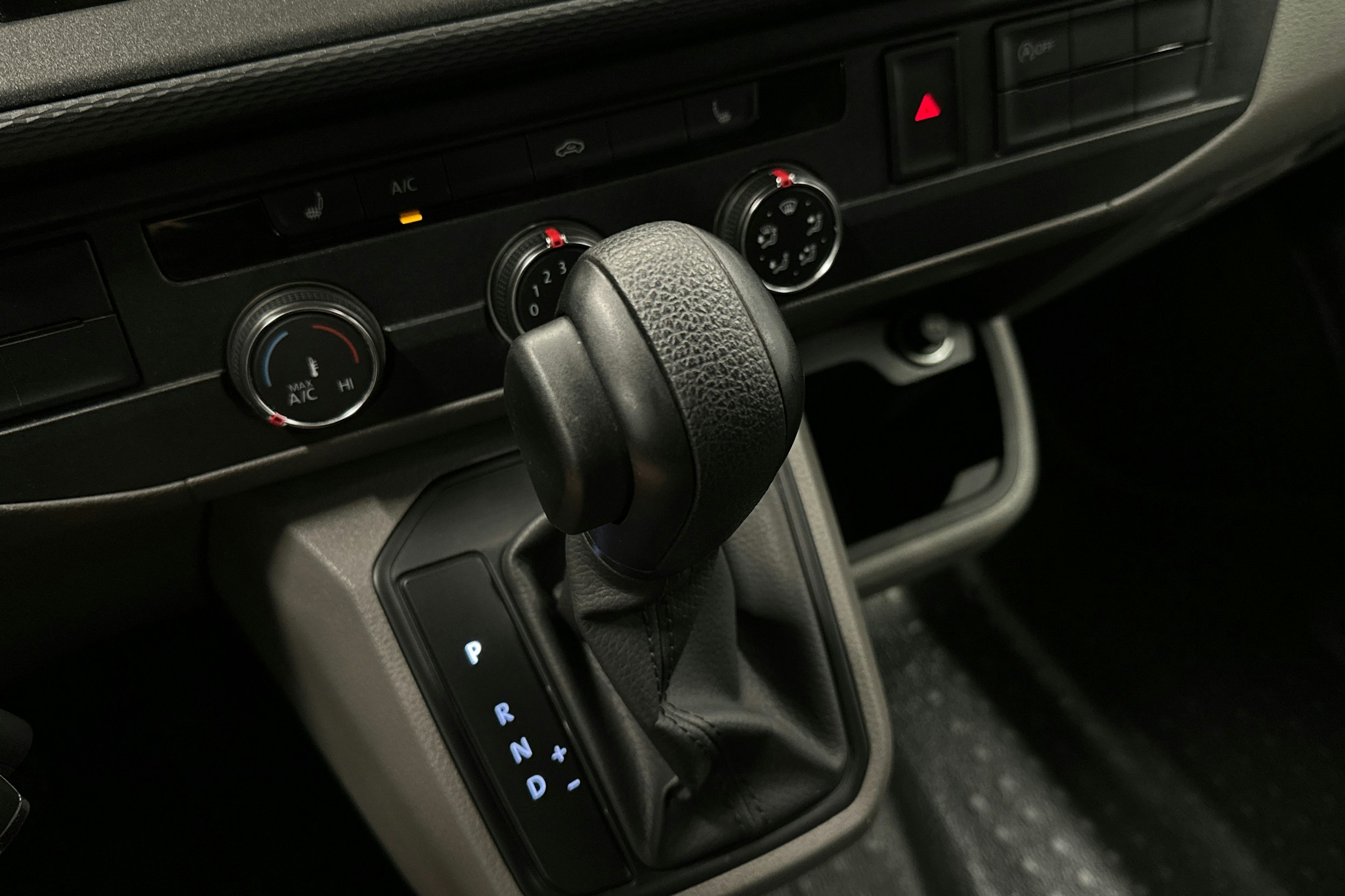 valkoinen Volkswagen Transporter 2021 kuva 21.