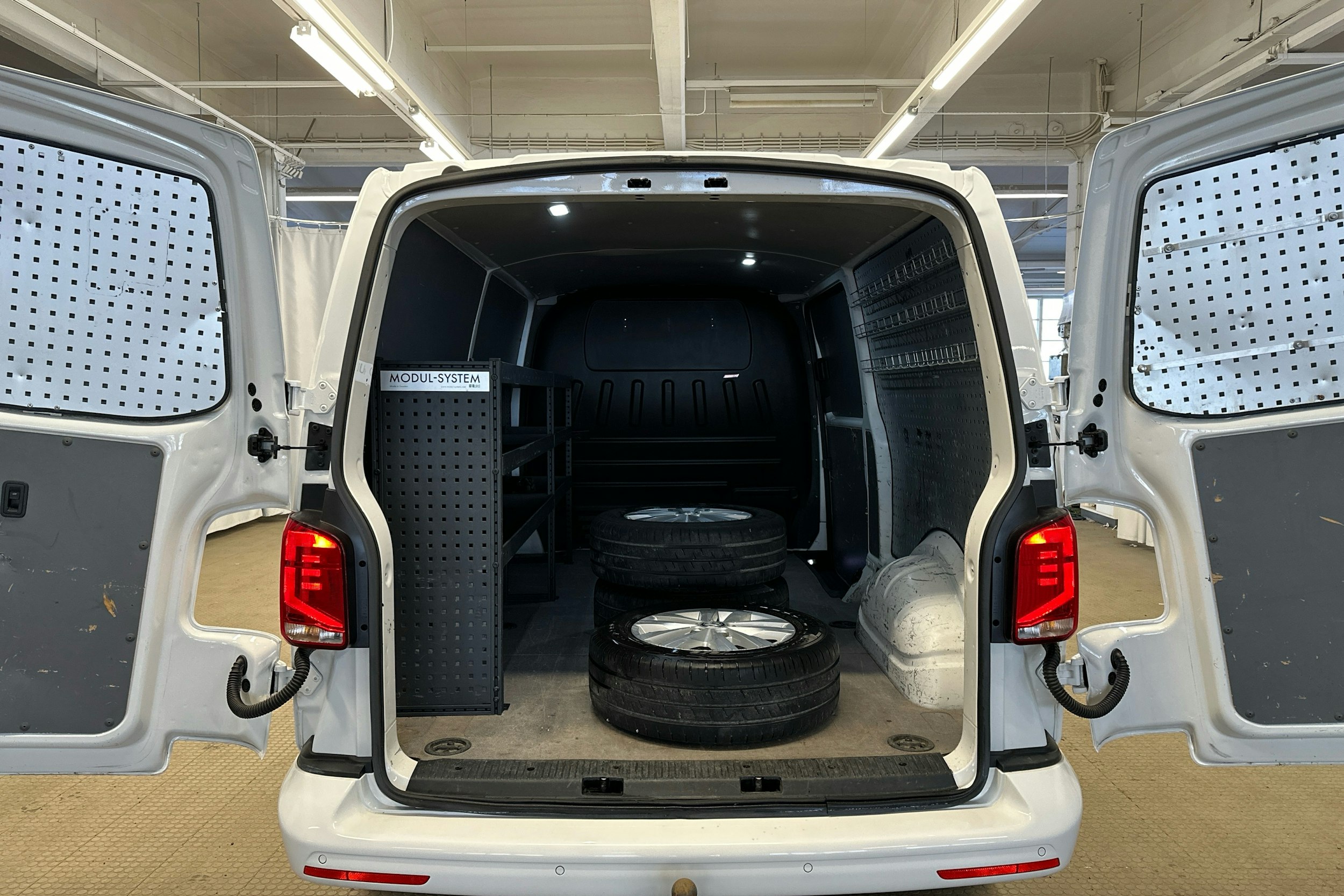 valkoinen Volkswagen Transporter 2021 kuva 17.