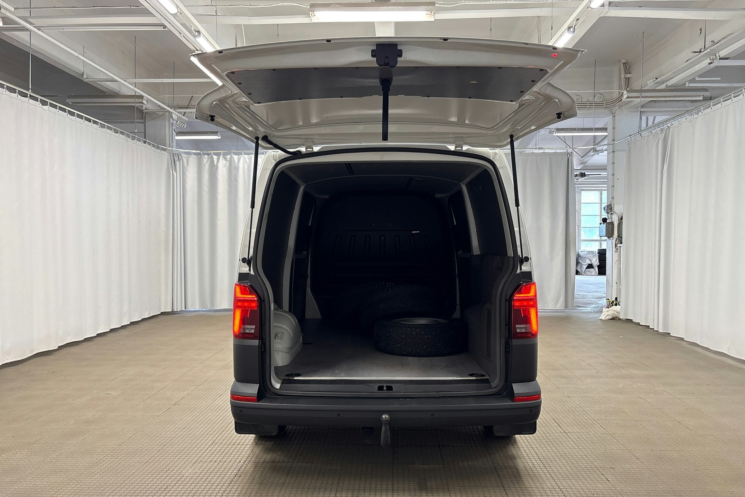 valkoinen Volkswagen Transporter 2021 kuva 10.