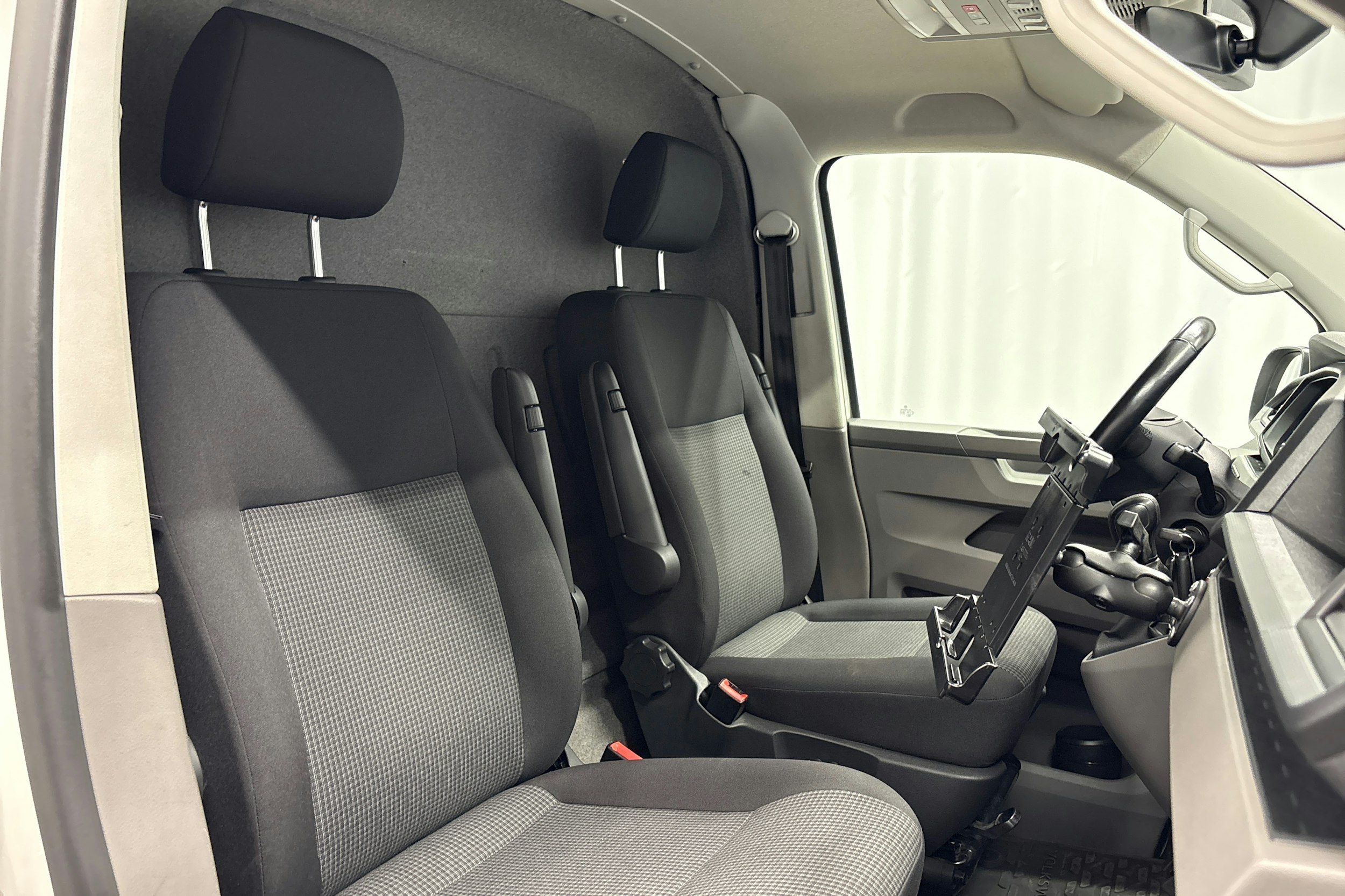 valkoinen Volkswagen Transporter 2021 kuva 14.