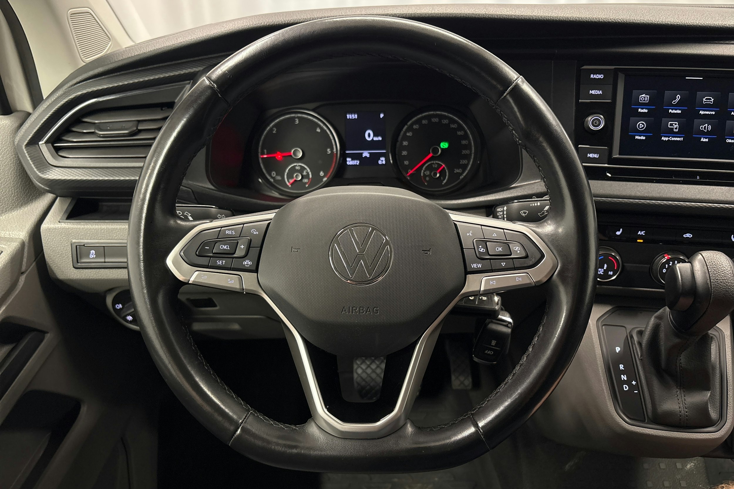 valkoinen Volkswagen Transporter 2021 kuva 15.