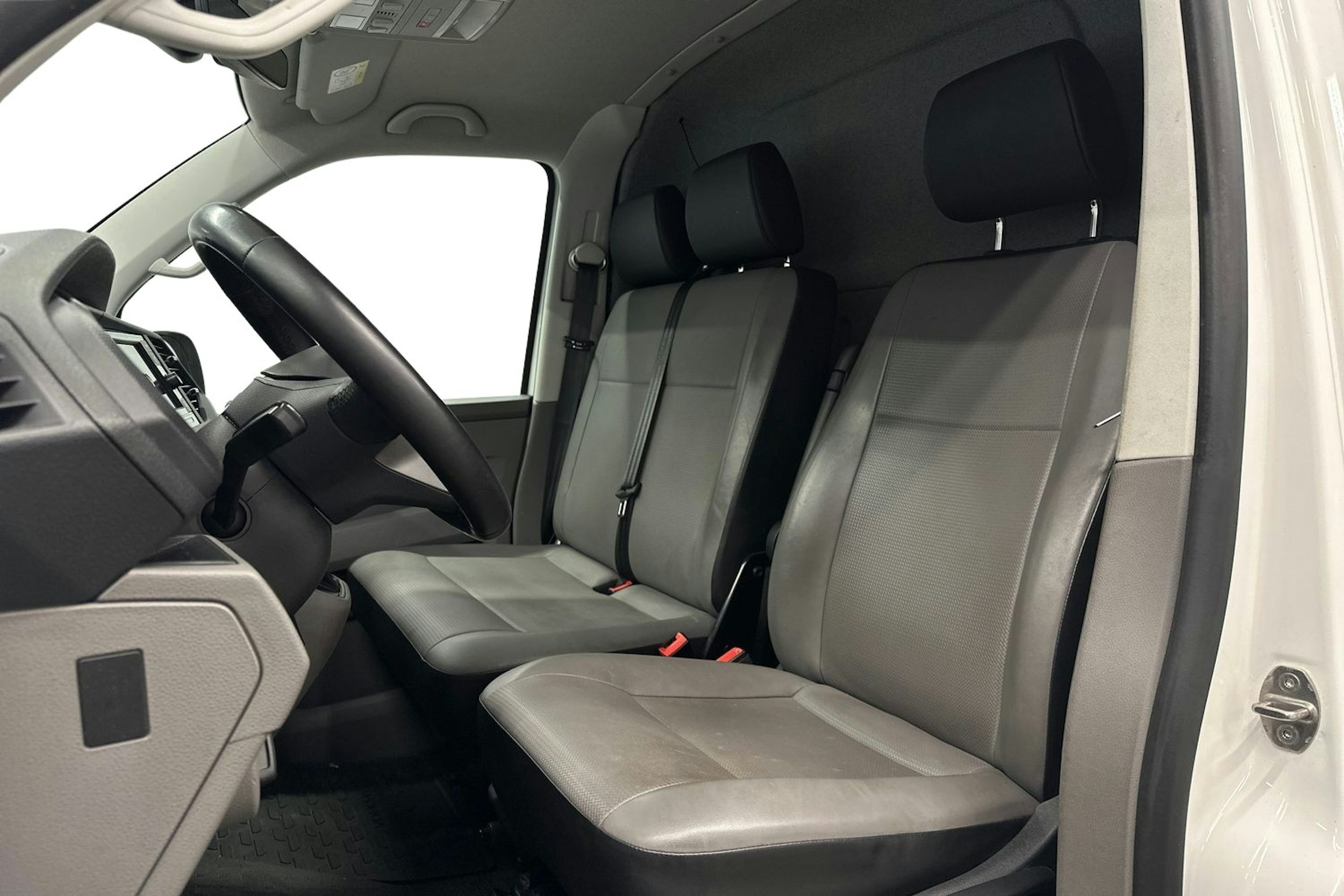 valkoinen Volkswagen Transporter 2021 kuva 8.