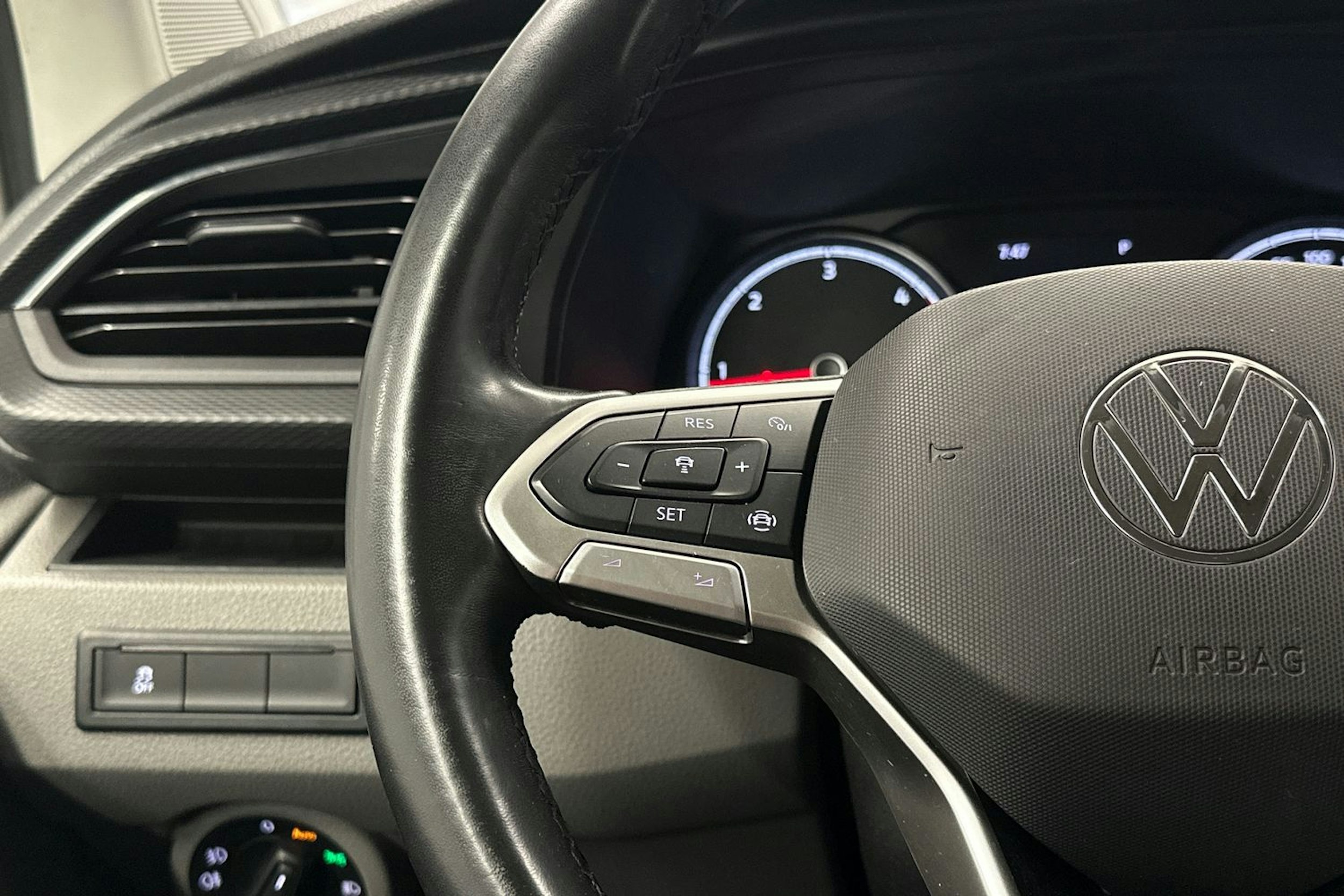 valkoinen Volkswagen Transporter 2021 kuva 12.