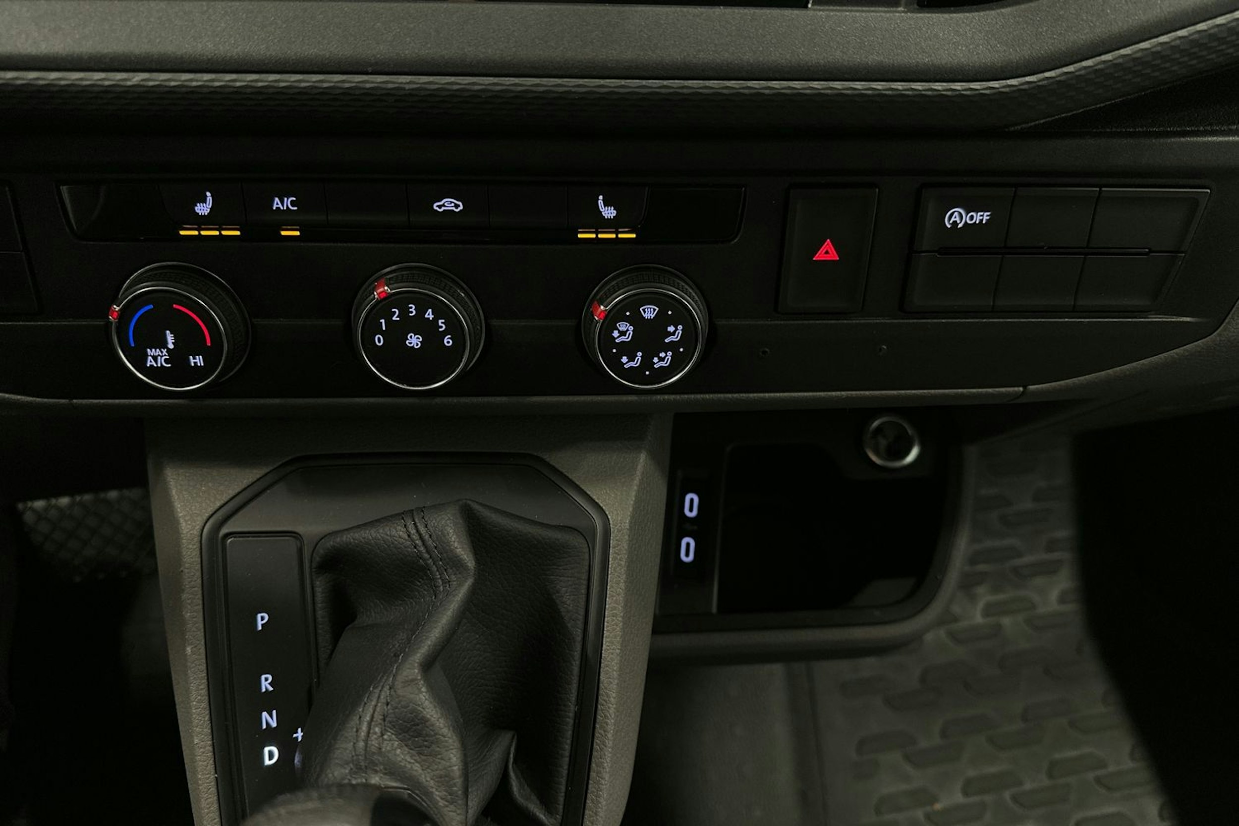valkoinen Volkswagen Transporter 2021 kuva 15.