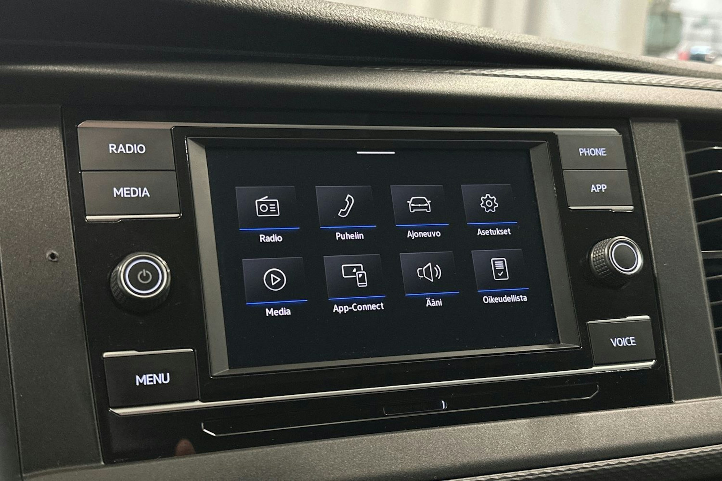 valkoinen Volkswagen Transporter 2021 kuva 17.