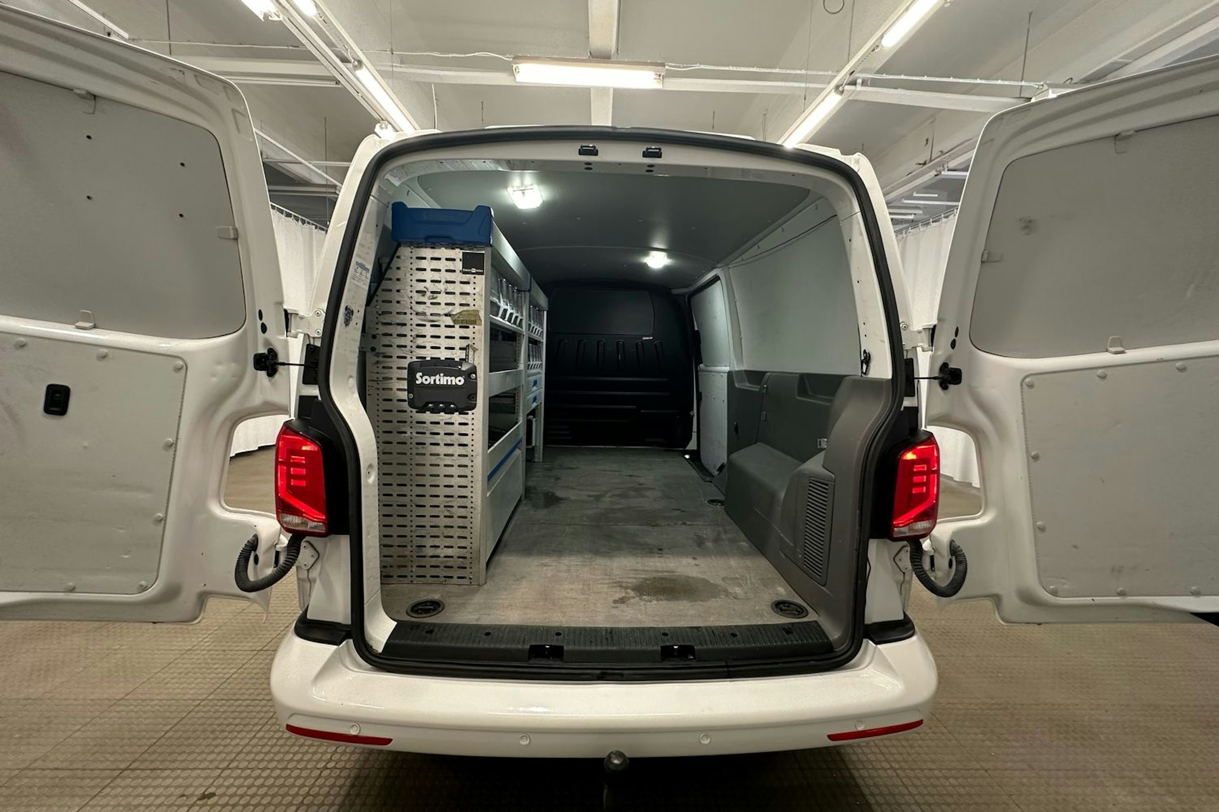 valkoinen Volkswagen Transporter 2021 kuva 23.