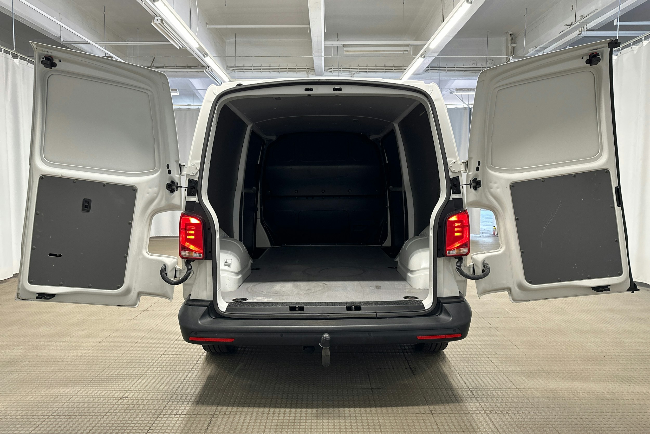 valkoinen Volkswagen Transporter 2021 kuva 10.