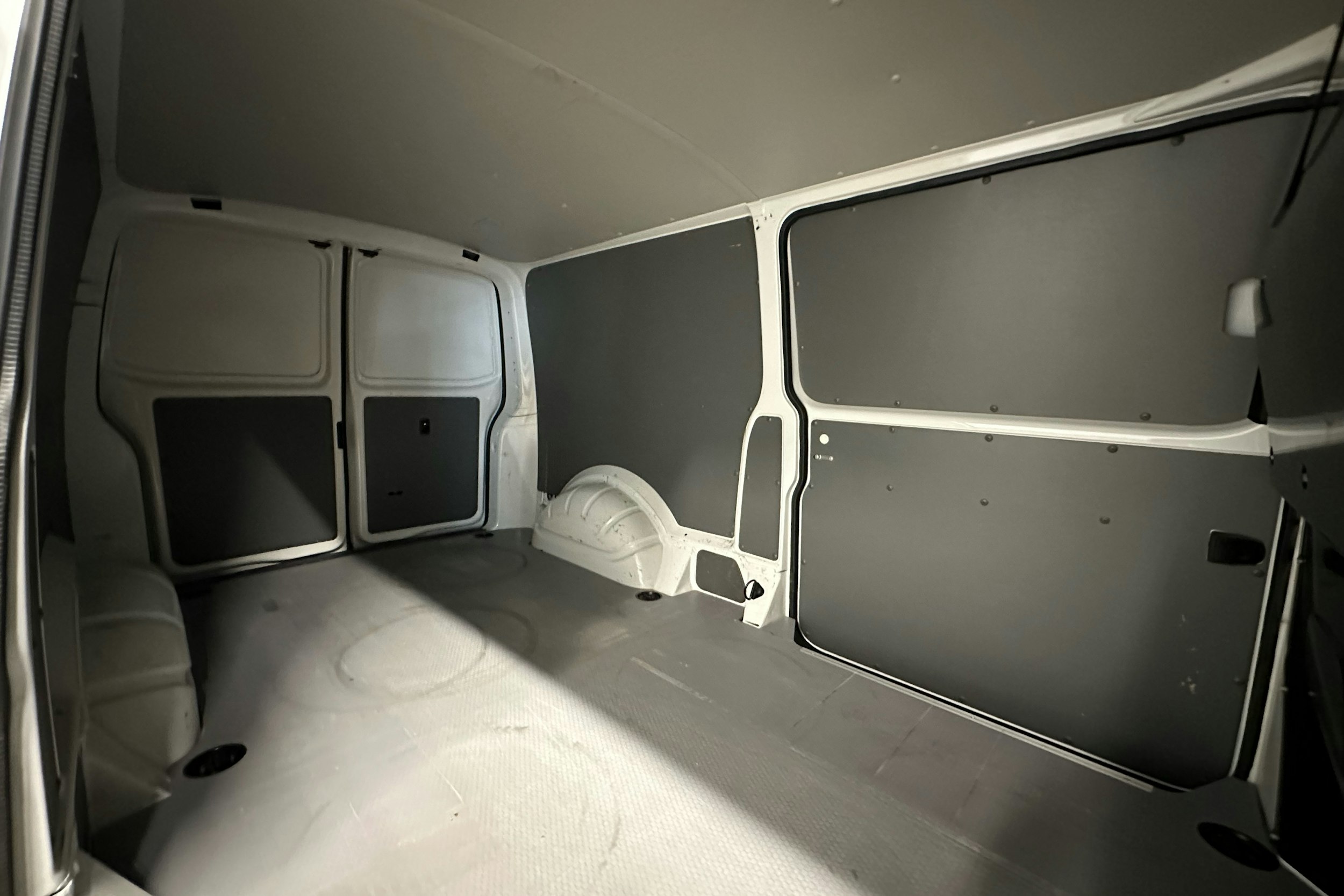 valkoinen Volkswagen Transporter 2021 kuva 11.
