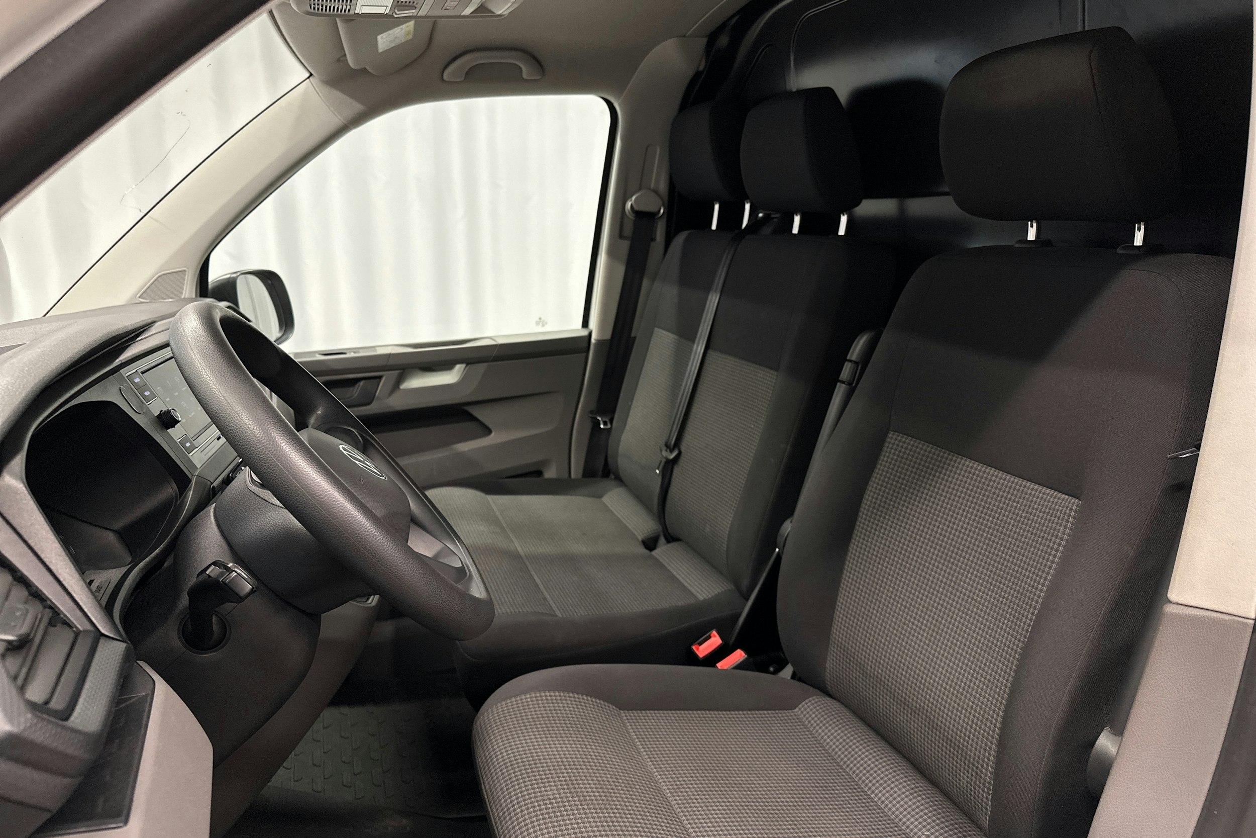 valkoinen Volkswagen Transporter 2021 kuva 12.