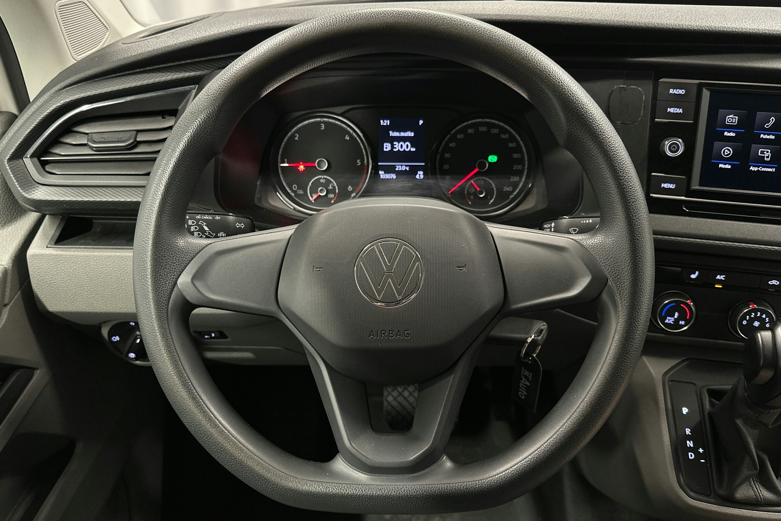 valkoinen Volkswagen Transporter 2021 kuva 13.