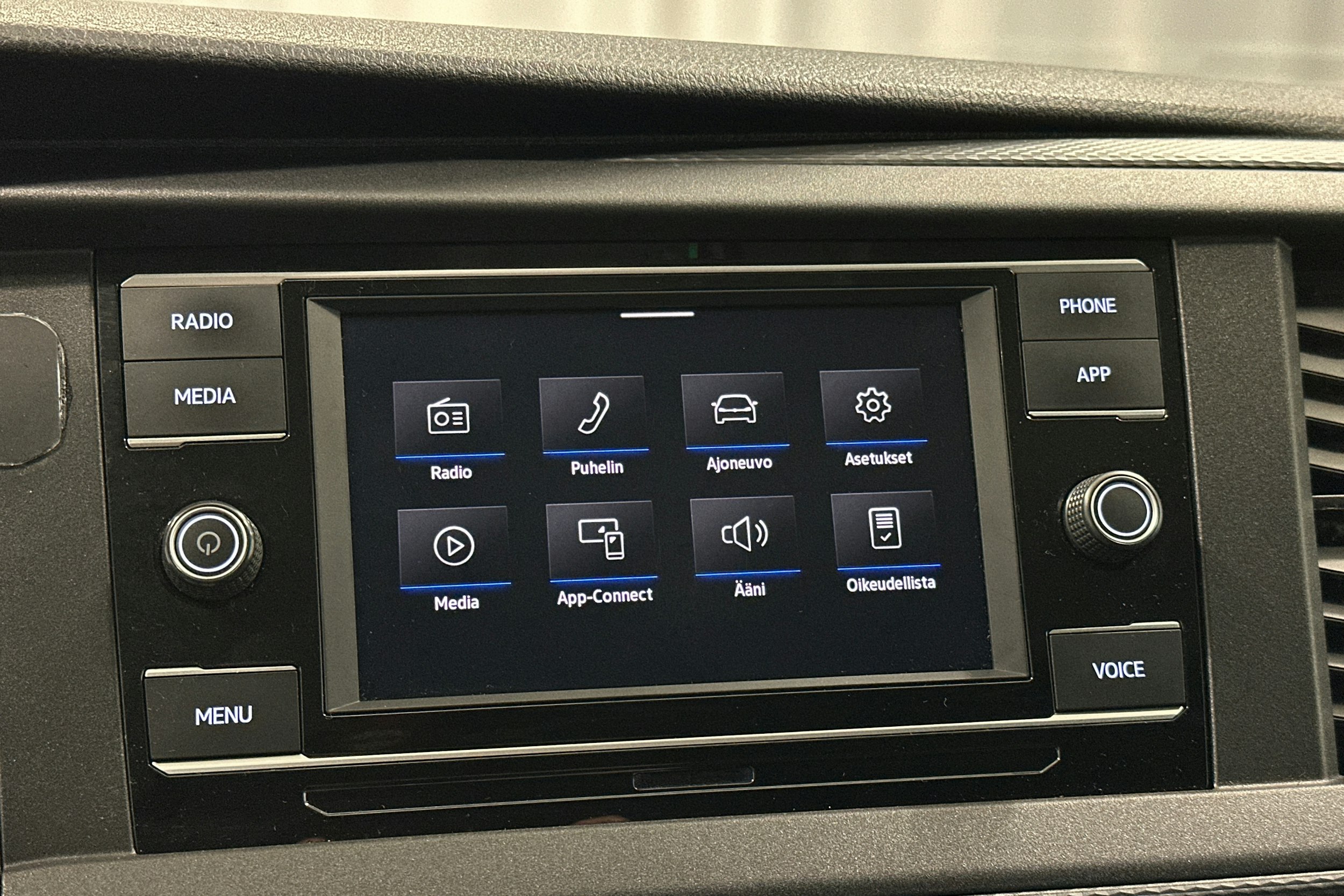 valkoinen Volkswagen Transporter 2021 kuva 15.