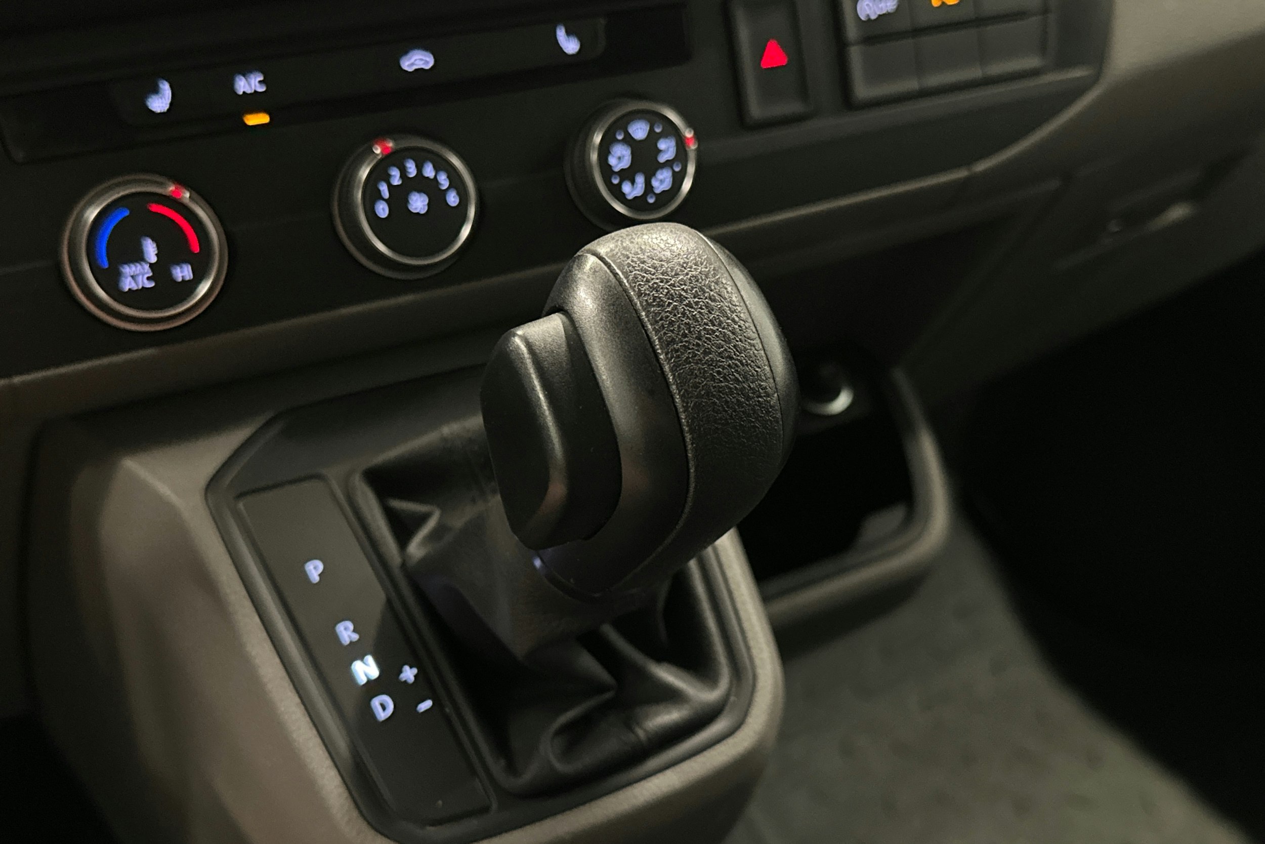 valkoinen Volkswagen Transporter 2021 kuva 19.