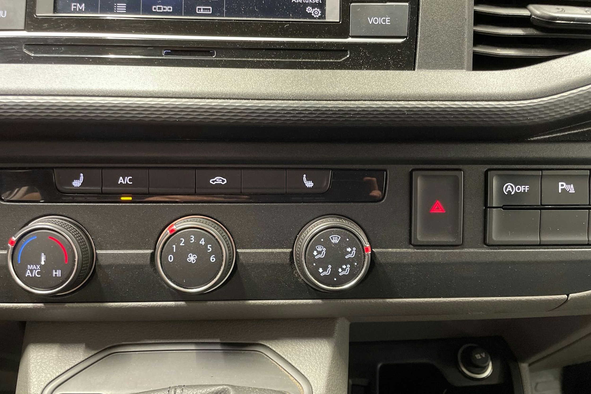 valkoinen Volkswagen Transporter 2021 kuva 27.