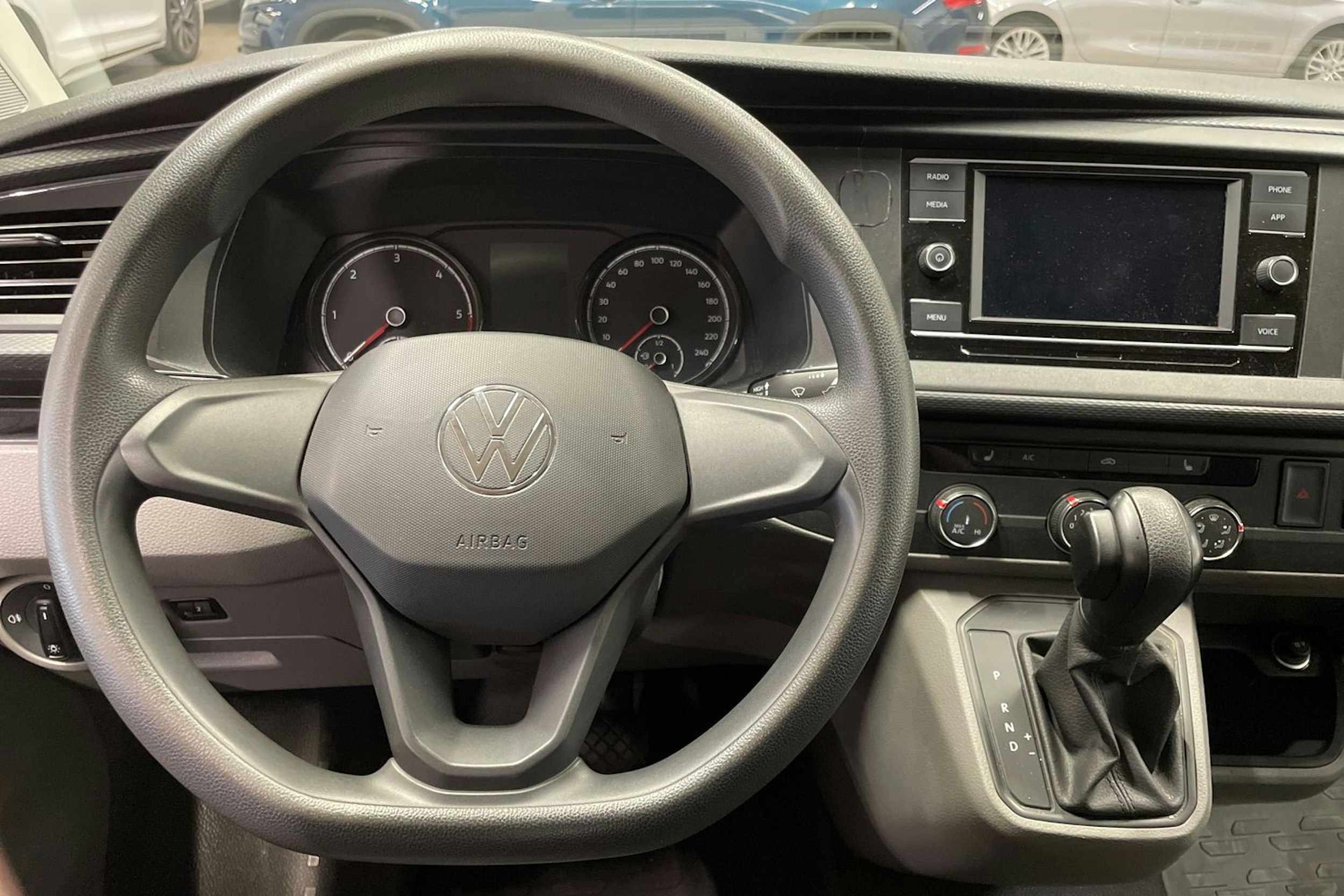 valkoinen Volkswagen Transporter 2021 kuva 35.