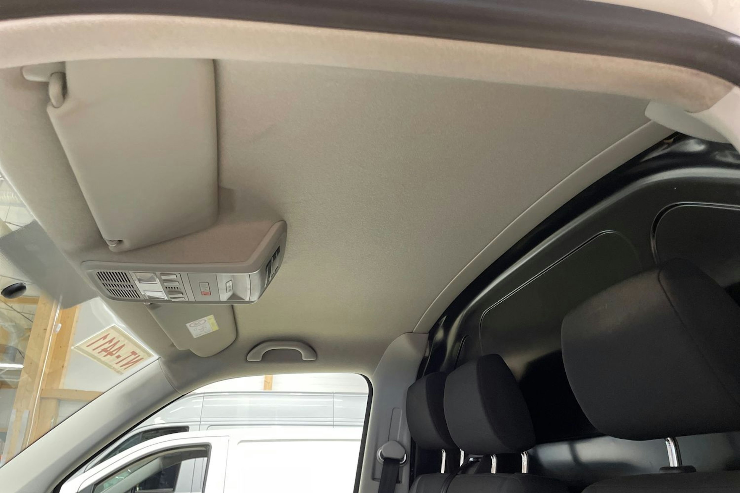 valkoinen Volkswagen Transporter 2021 kuva 36.