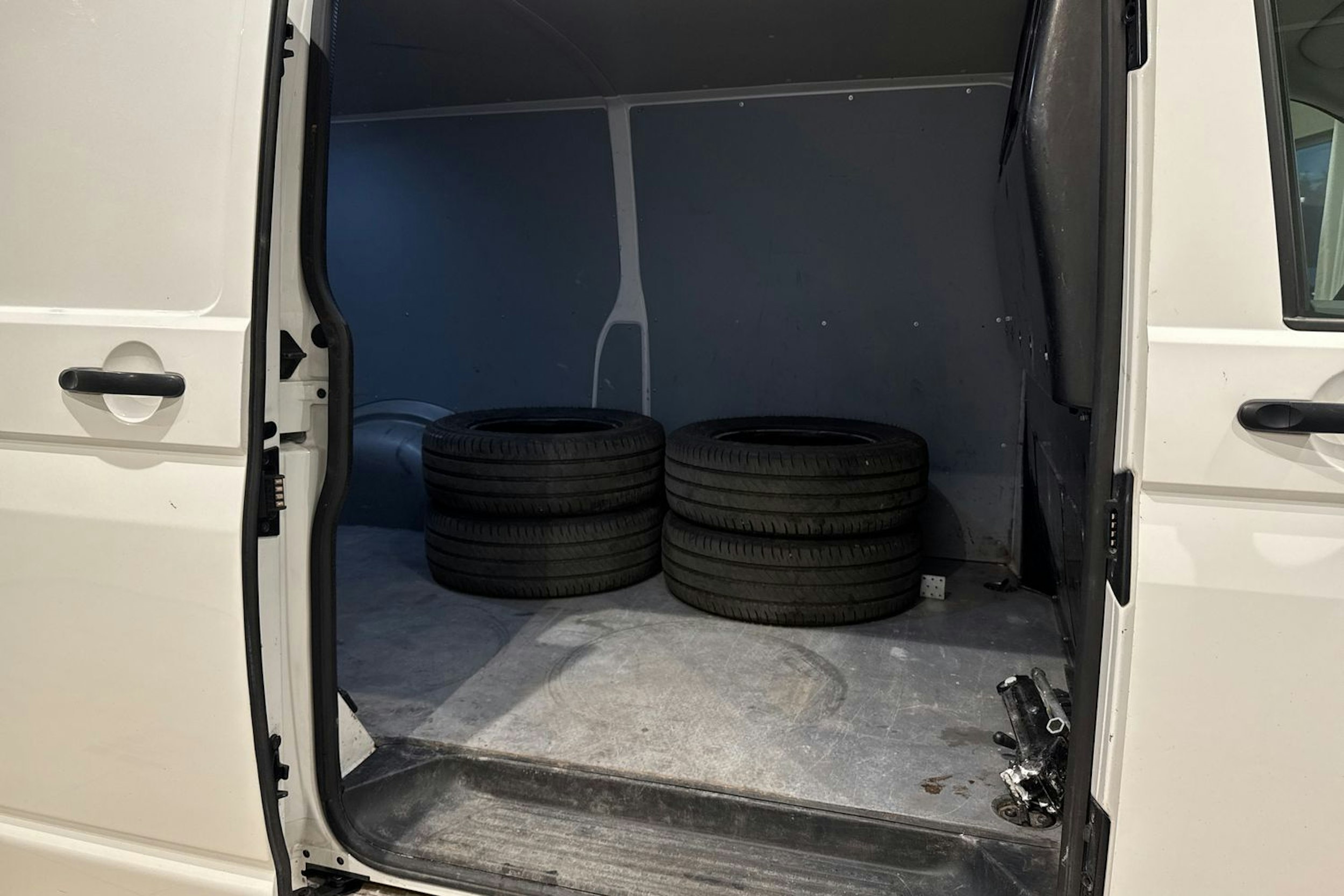 valkoinen Volkswagen Transporter 2021 kuva 16.