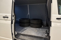 valkoinen Volkswagen Transporter 2021 kuva 16.