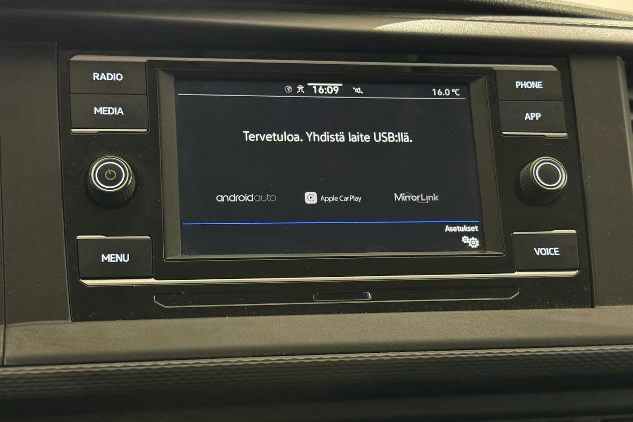 valkoinen Volkswagen Transporter 2021 kuva 20.