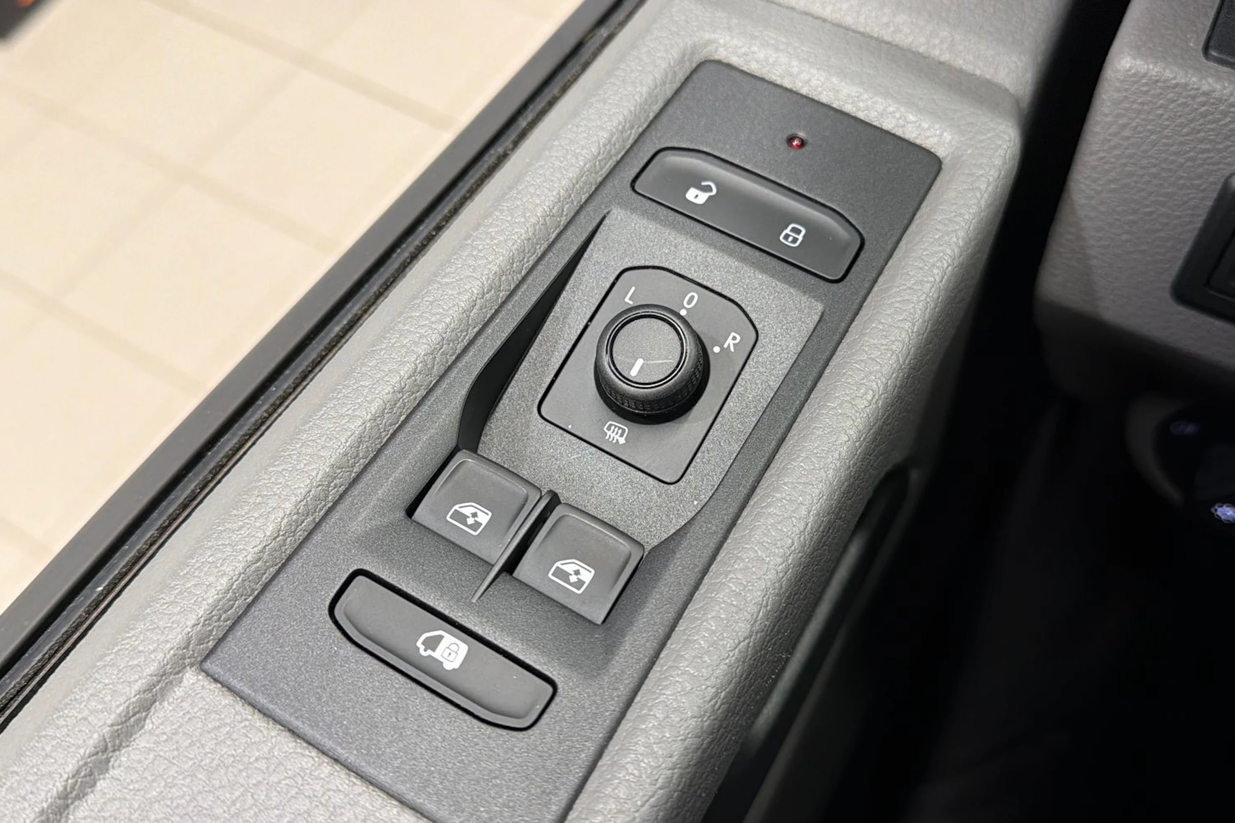harmaa Volkswagen Transporter 2021 kuva 15.
