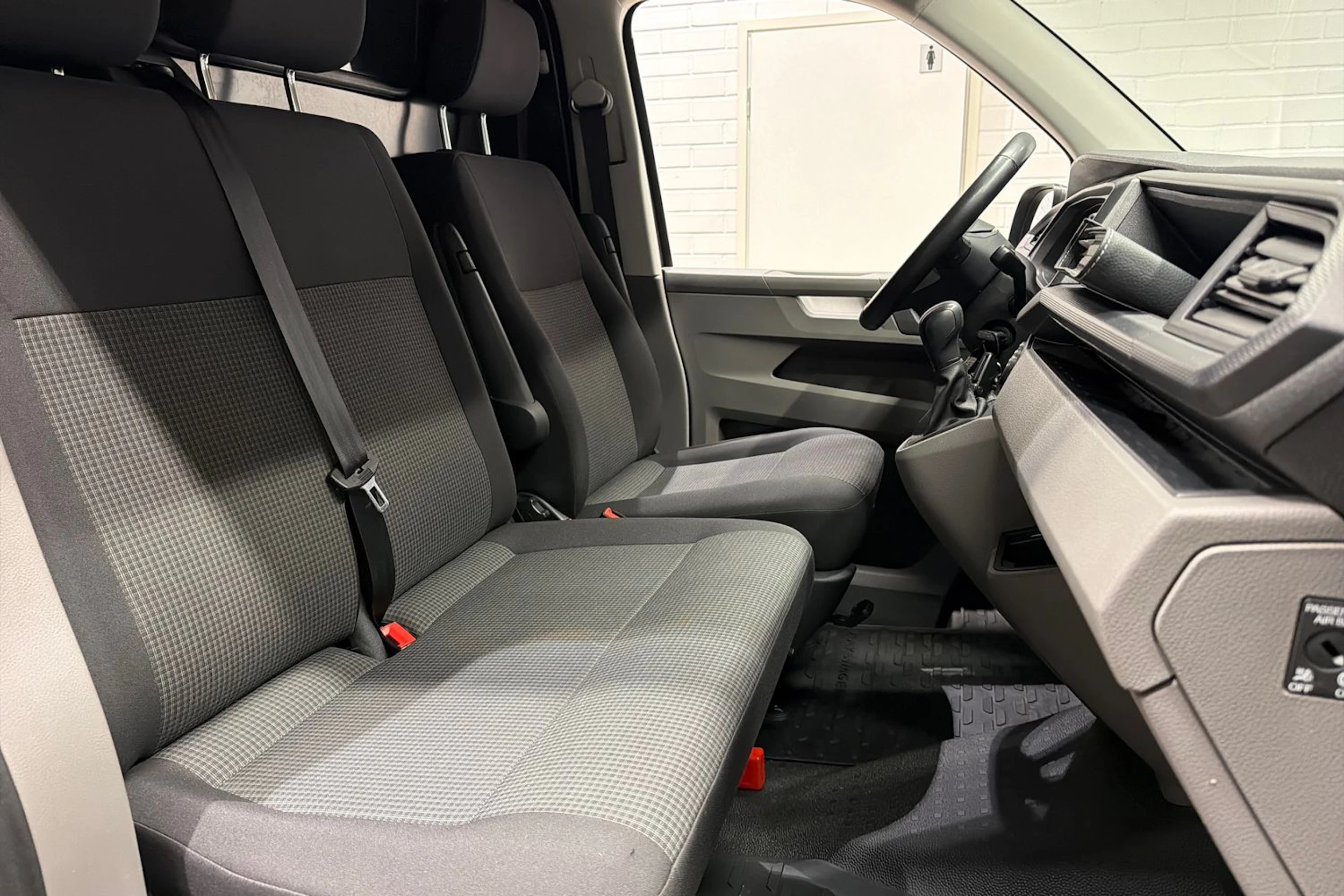 harmaa Volkswagen Transporter 2021 kuva 24.