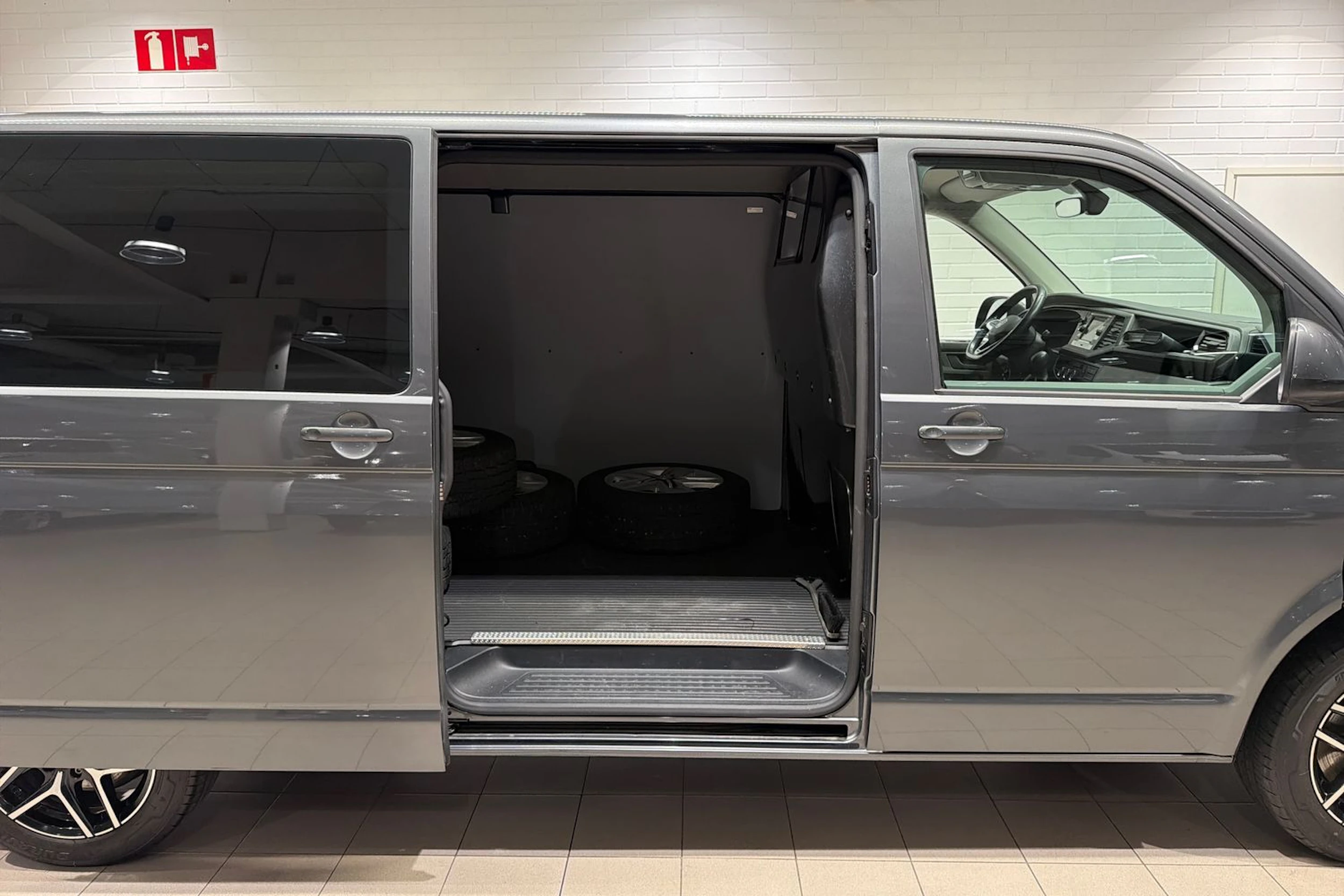 harmaa Volkswagen Transporter 2021 kuva 25.