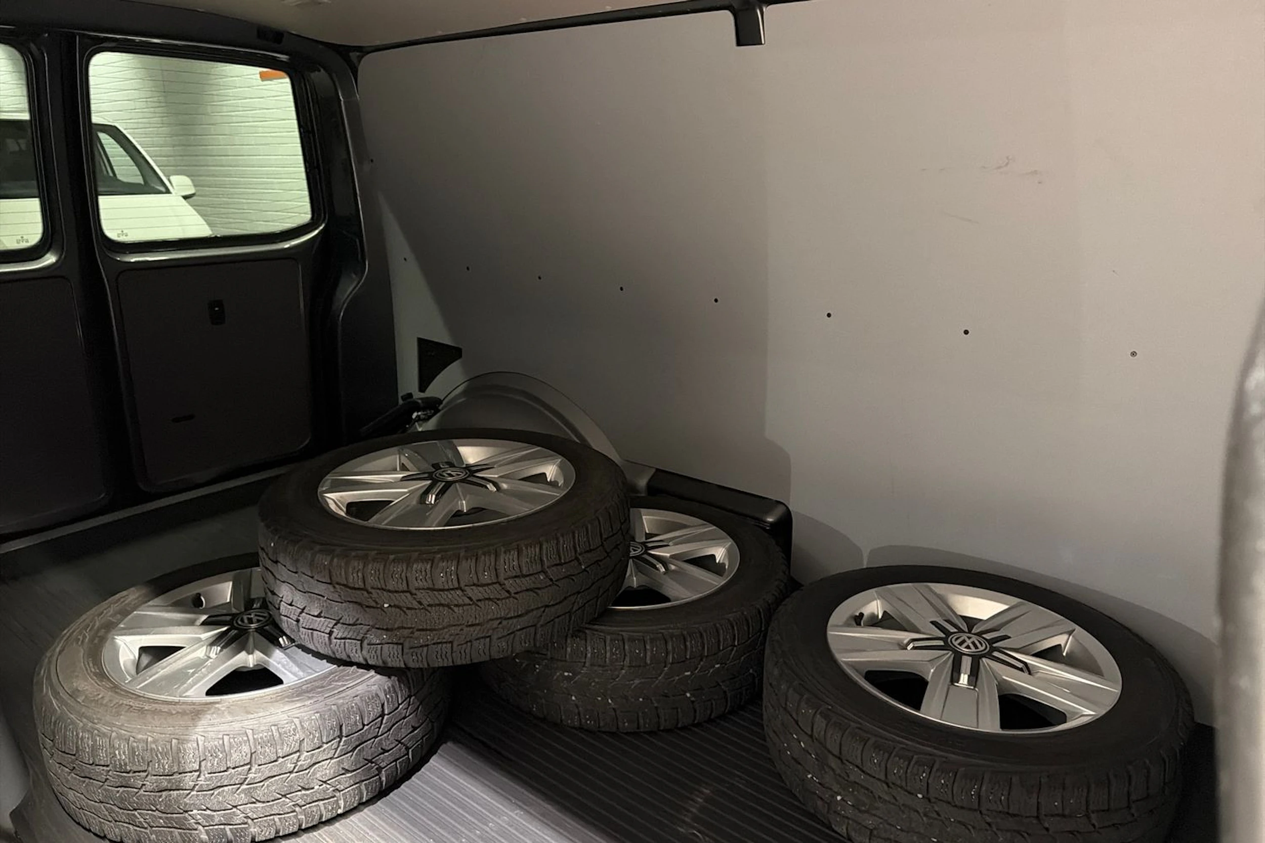 harmaa Volkswagen Transporter 2021 kuva 26.