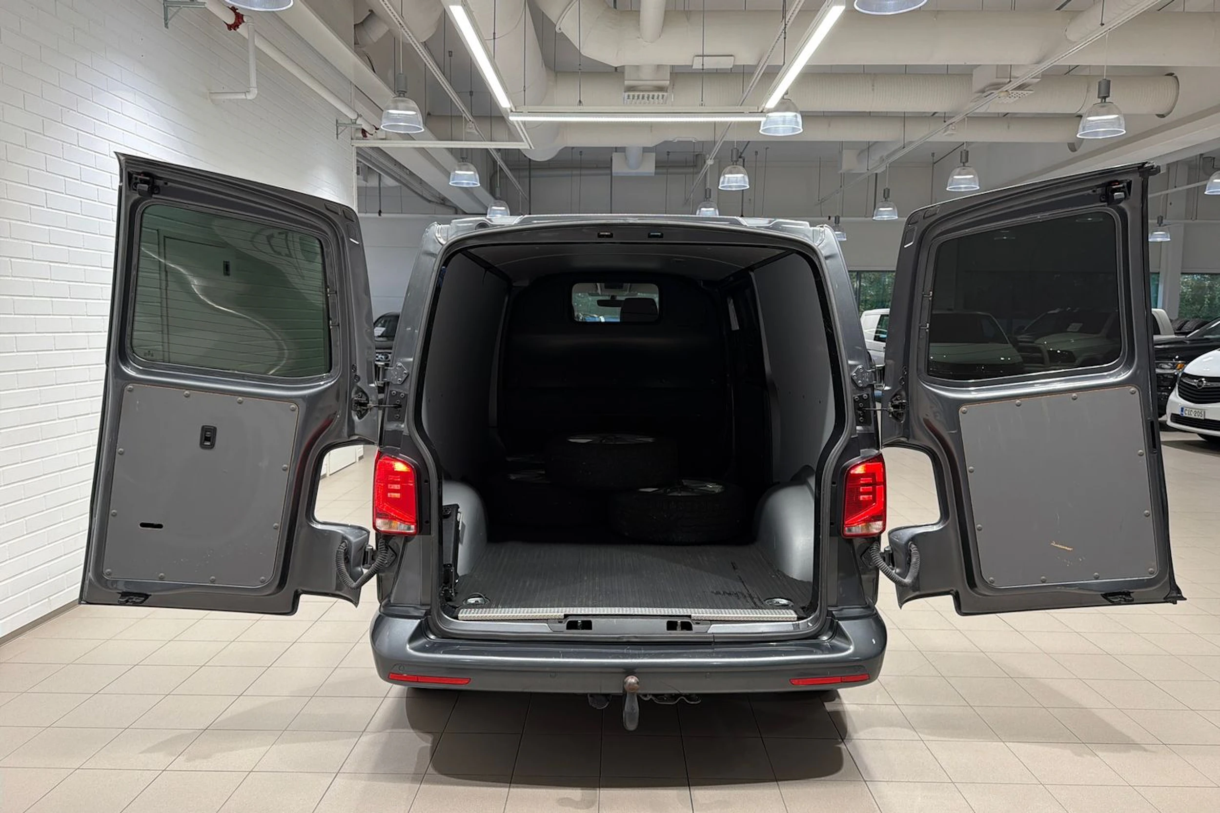 harmaa Volkswagen Transporter 2021 kuva 28.