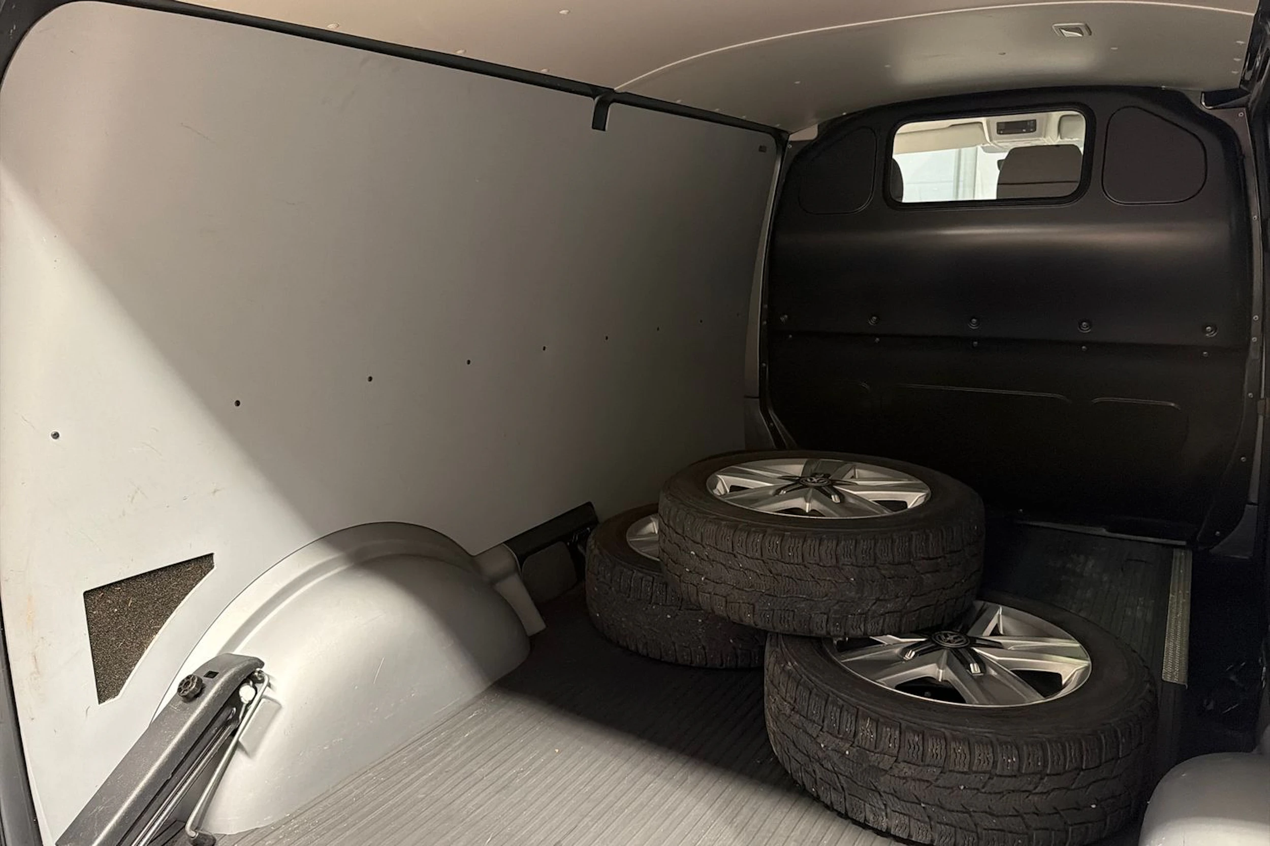 harmaa Volkswagen Transporter 2021 kuva 29.