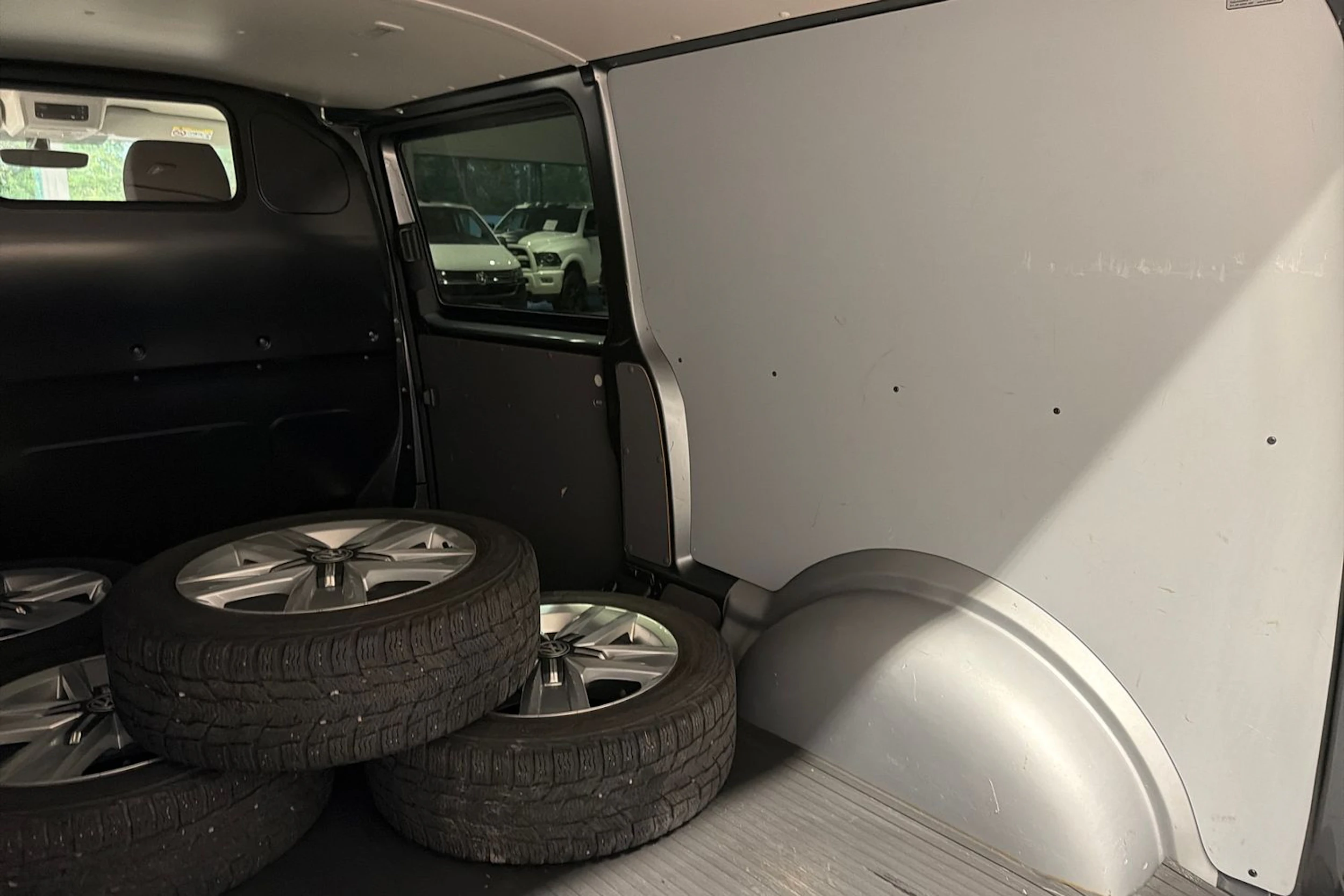 harmaa Volkswagen Transporter 2021 kuva 30.