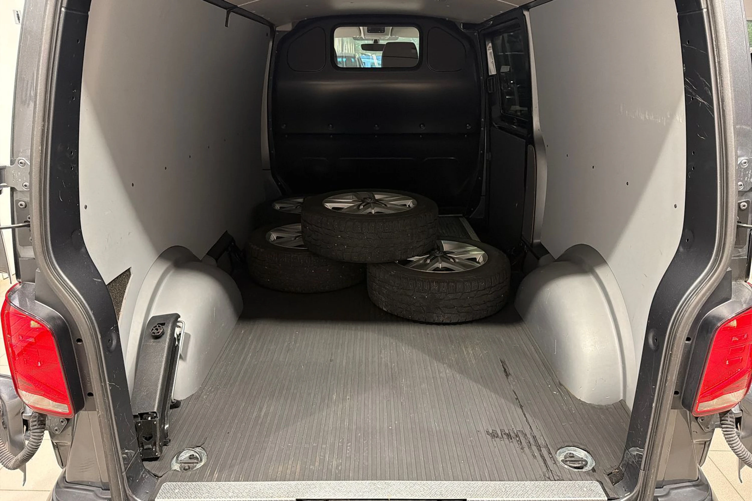 harmaa Volkswagen Transporter 2021 kuva 31.